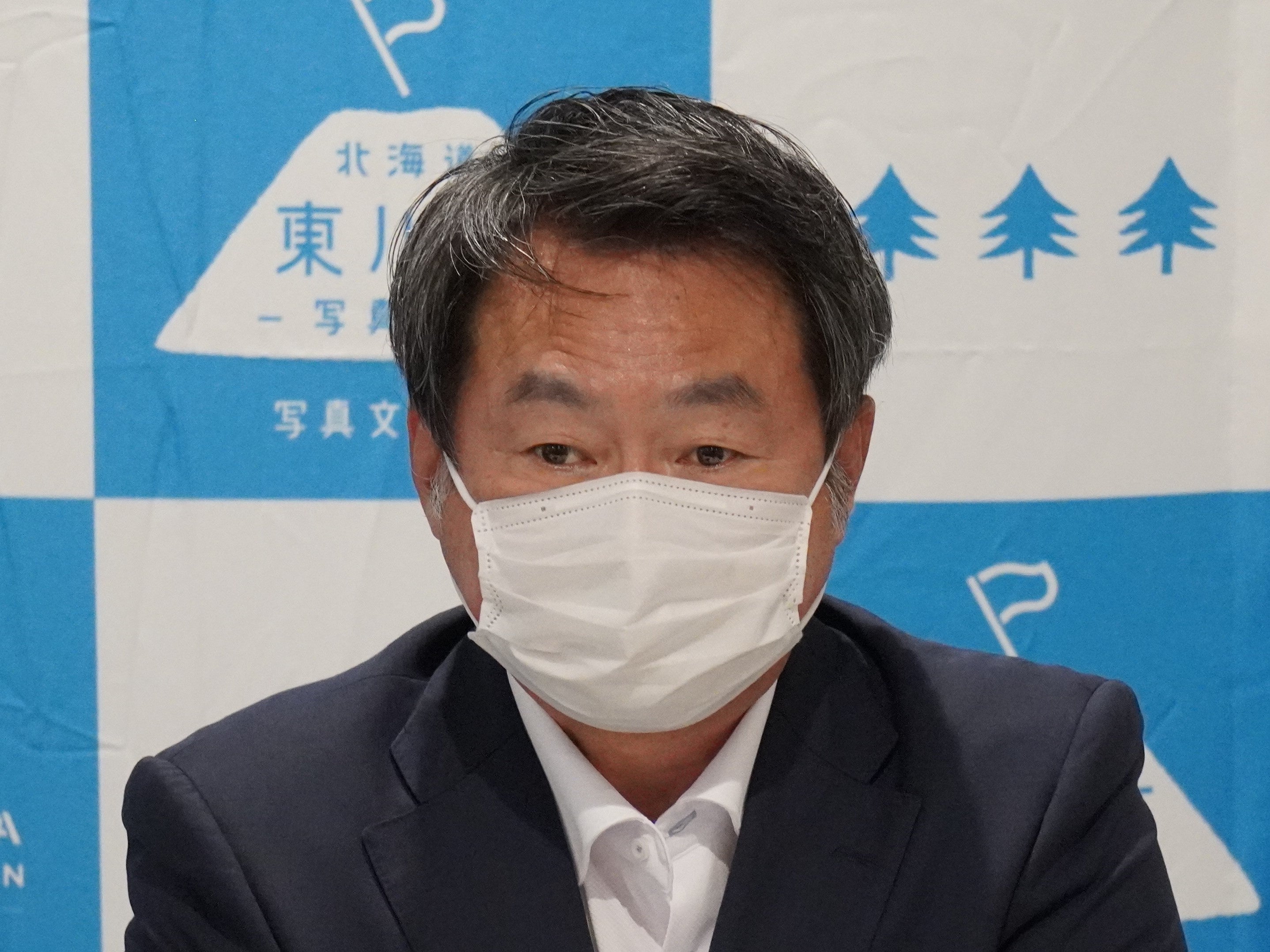 挨拶する電通北海道代表取締役社長執行役員　沖津充男