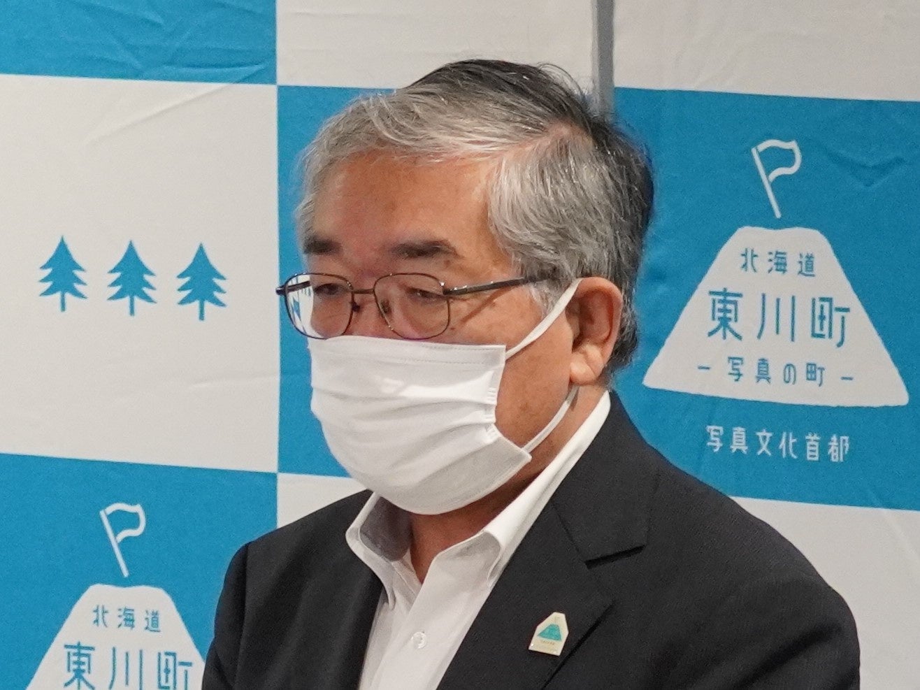 挨拶する東川町長　松岡市郎