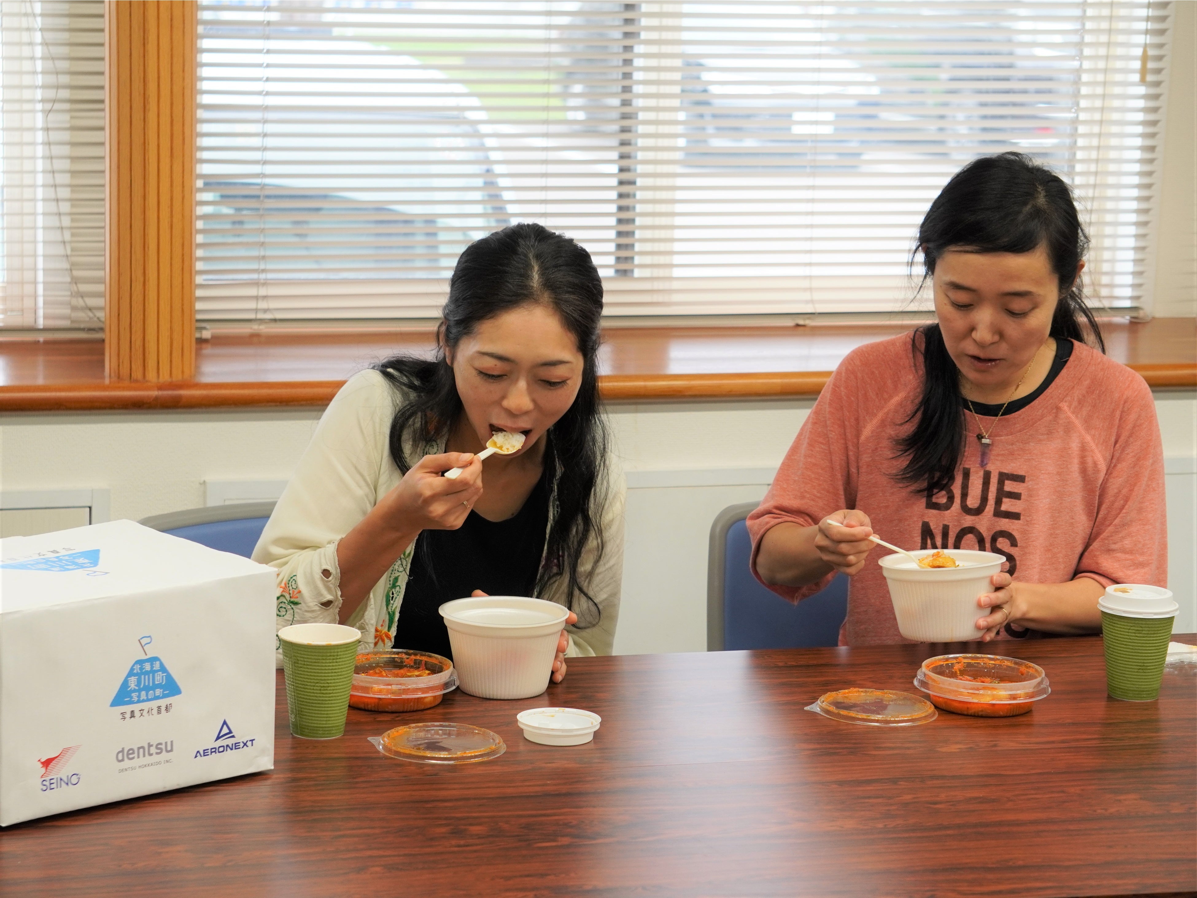ドローンで運ばれてきたカレーを 楽しむ町民 （第1地区コミュニティセンター）