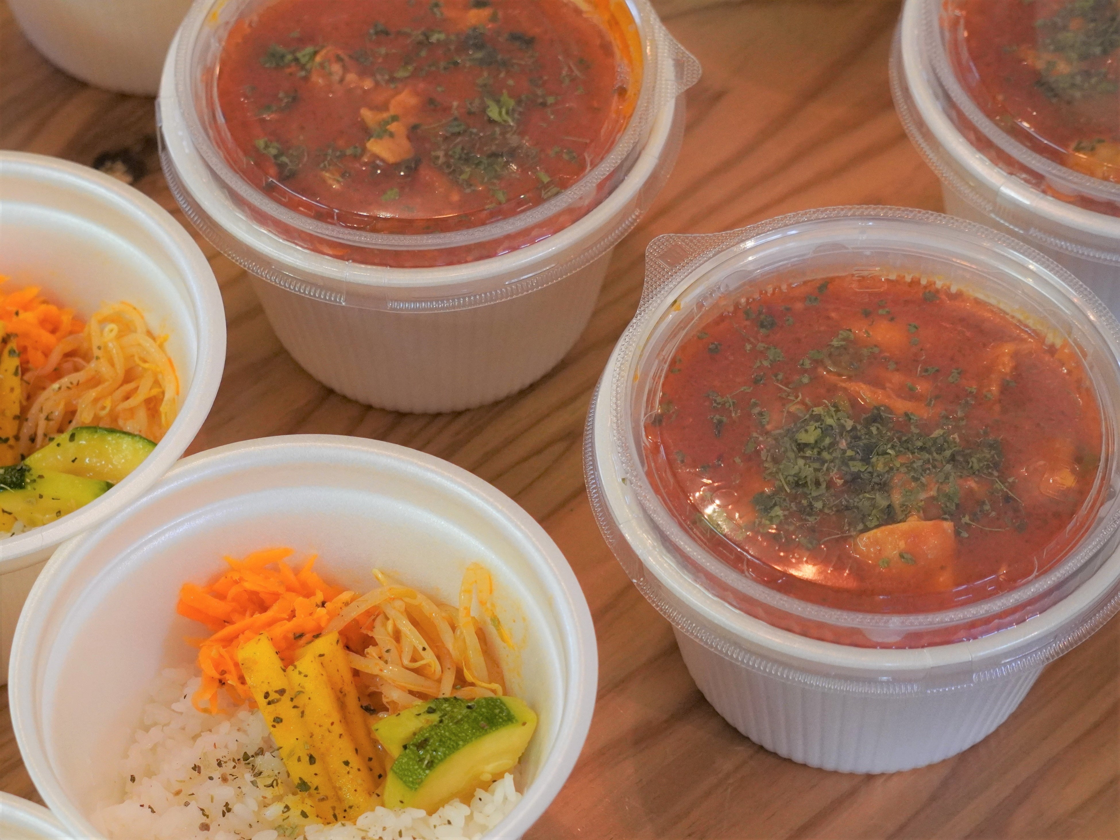 ドローン配送された地元飲食店のカレー