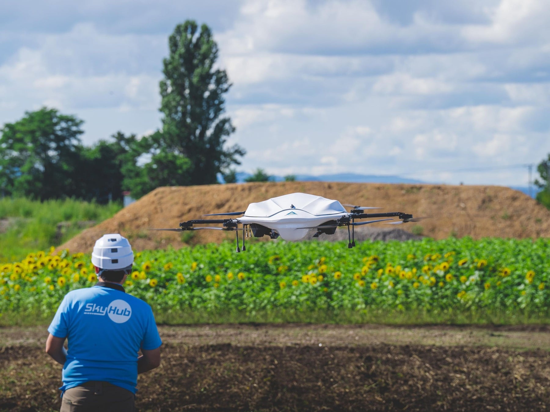 飛行するエアロネクストの 物流専用ドローン「AirTruck」