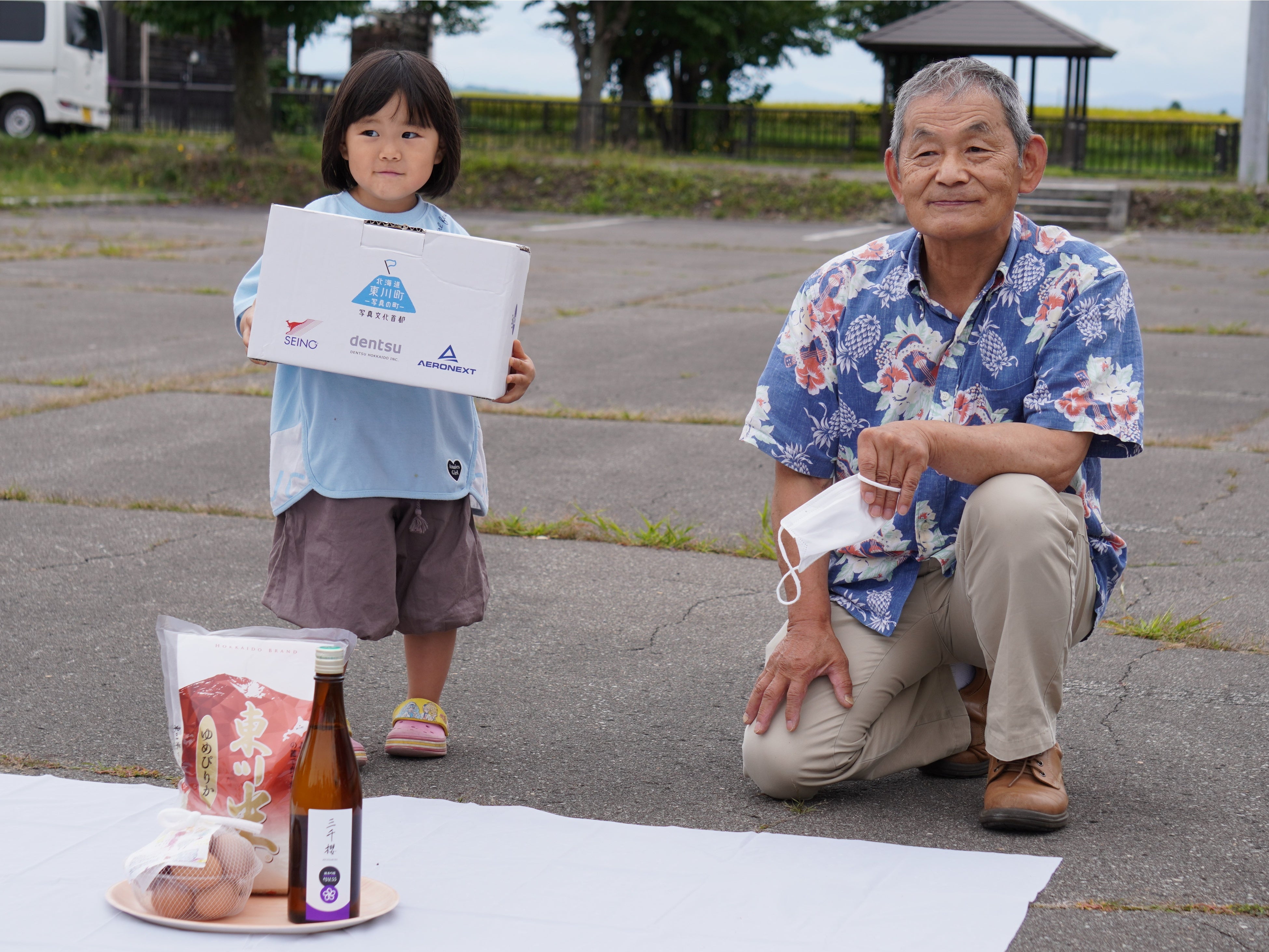 配送された商品と記念撮影 （第2地区コミュニティセンター）