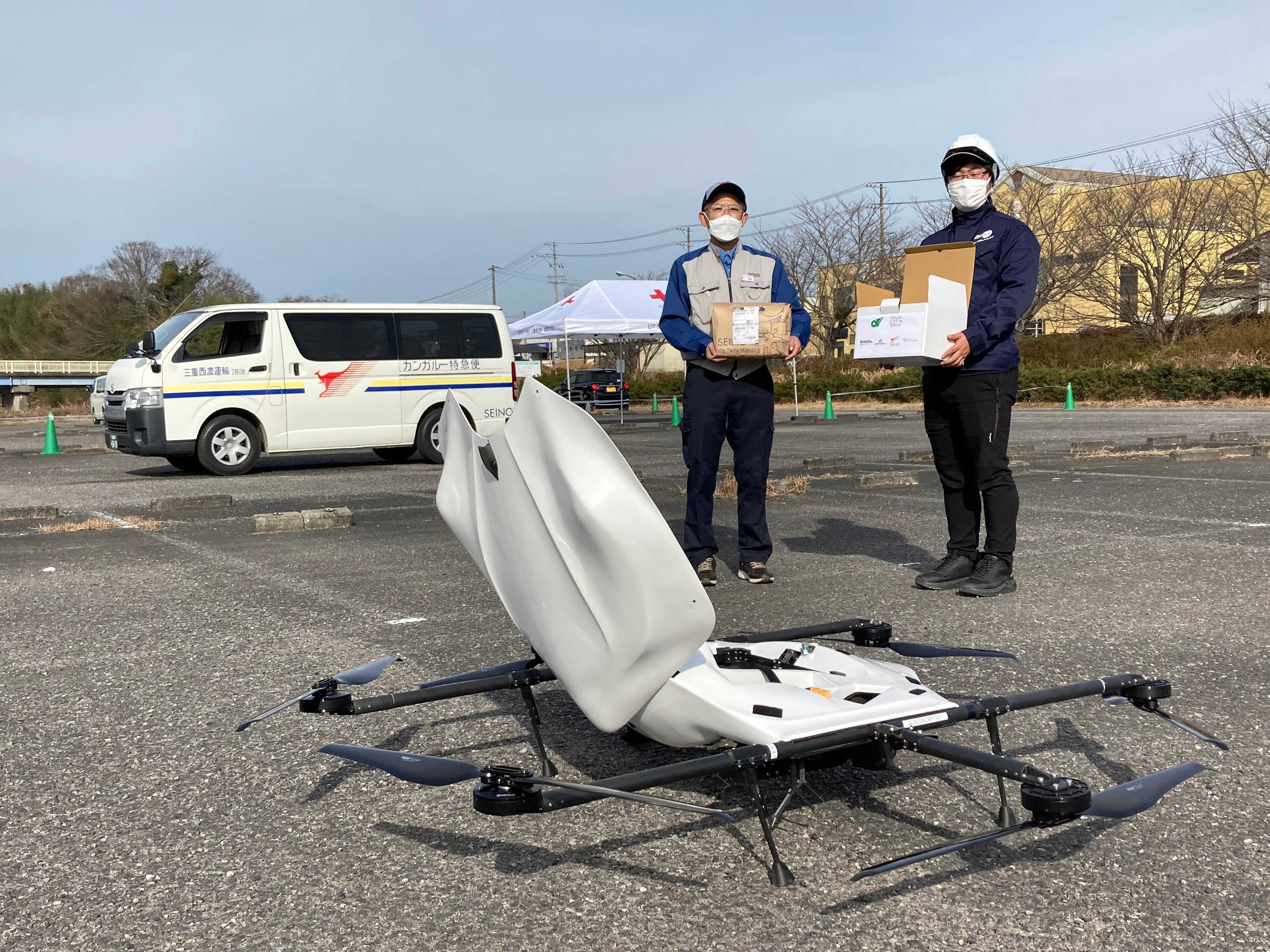 宅配トラックからドローンに 荷物を載せ替え目的地へ配送