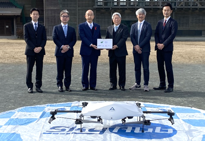 使用したドローンを前に集合写真