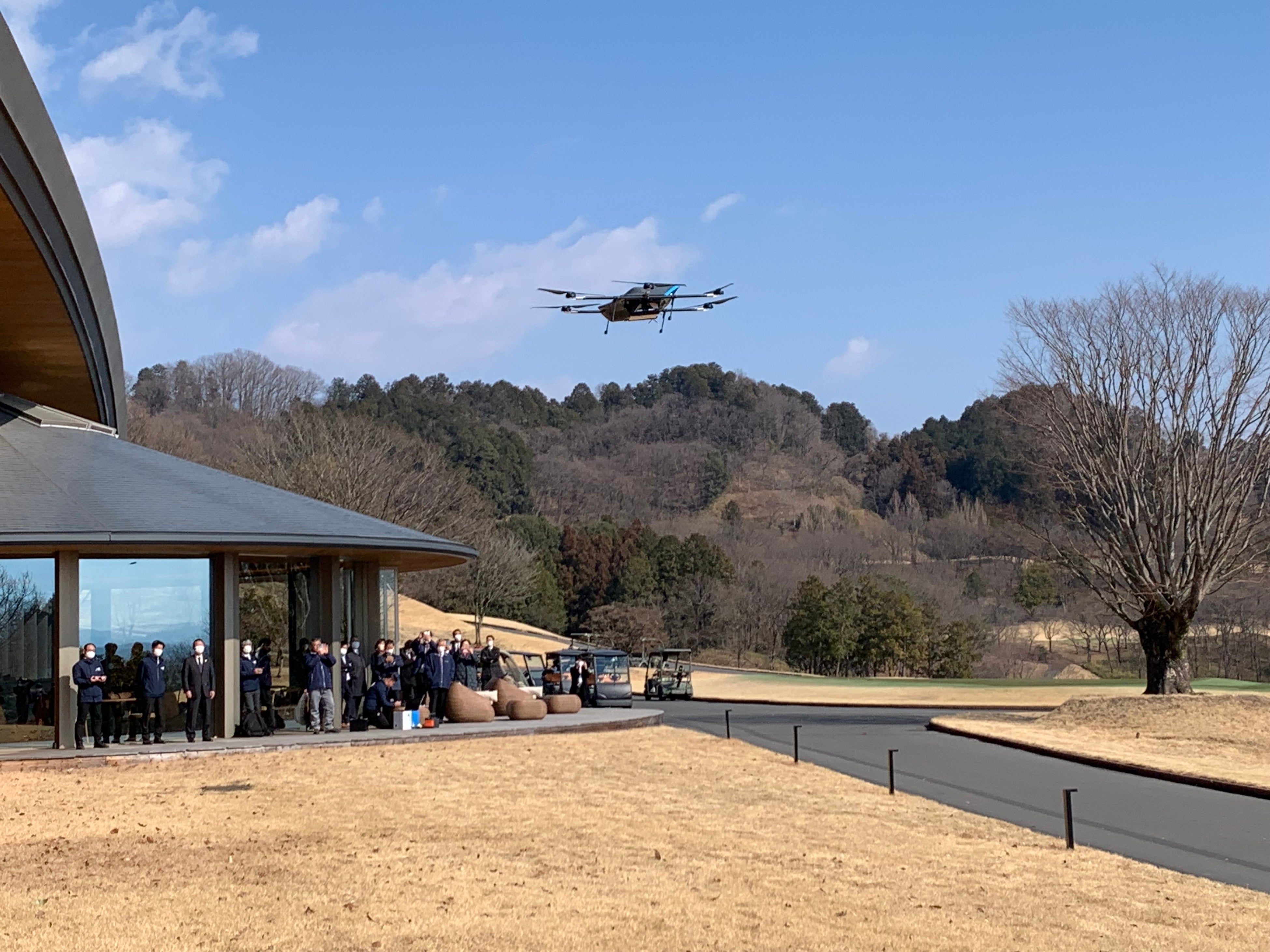 THE RAYSUMのクラブハウス前からアンコウのカラ揚げ弁当を載せて離陸する 物流専用ドローン”AirTruck＊3