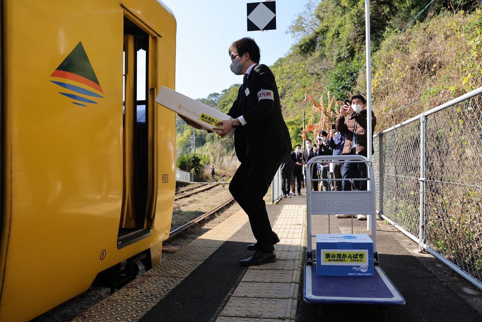 列車に荷物を載せて 鹿児島中央・博多へ配送