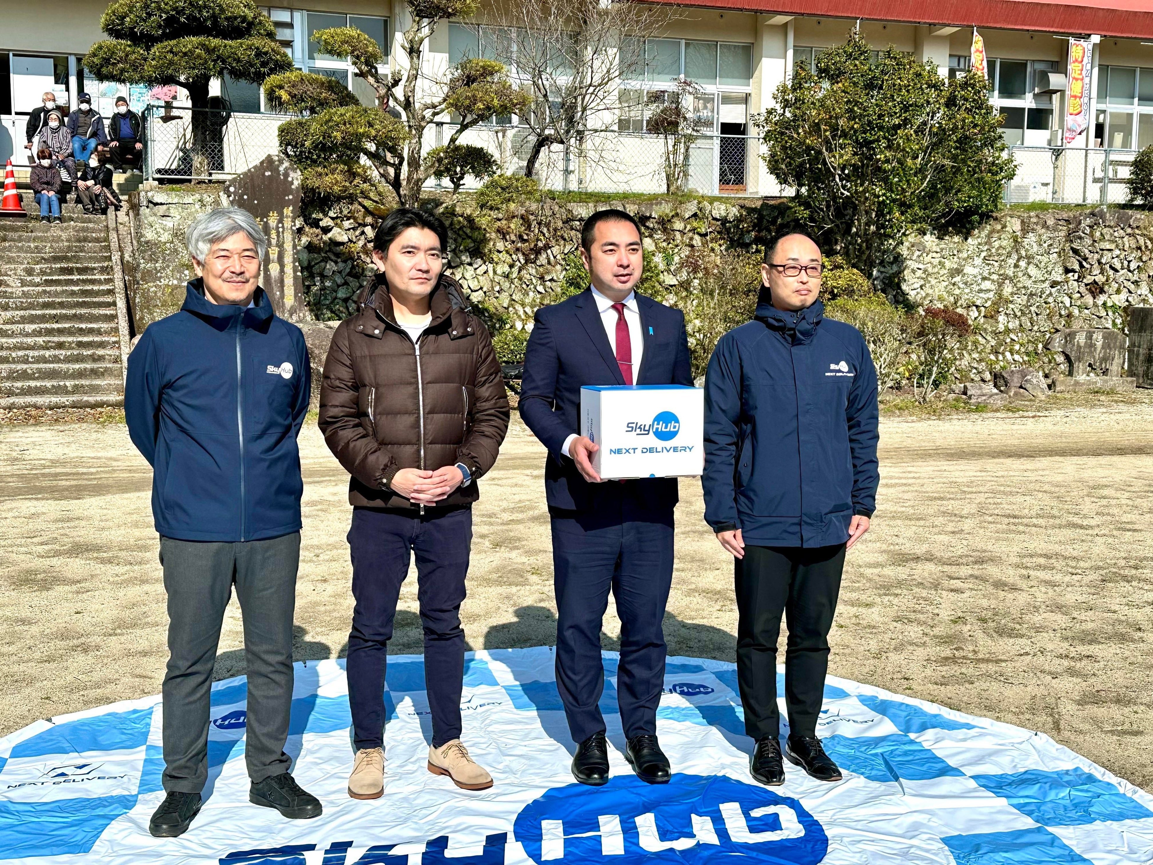 写真左より エアロネクスト代表取締役CEO 田路圭輔、 チェンジ鹿児島 中垣雄、 日置市 市長 永山 由高、 セイノーHD ラストワンマイル推進チーム 課長 須貝栄一郎