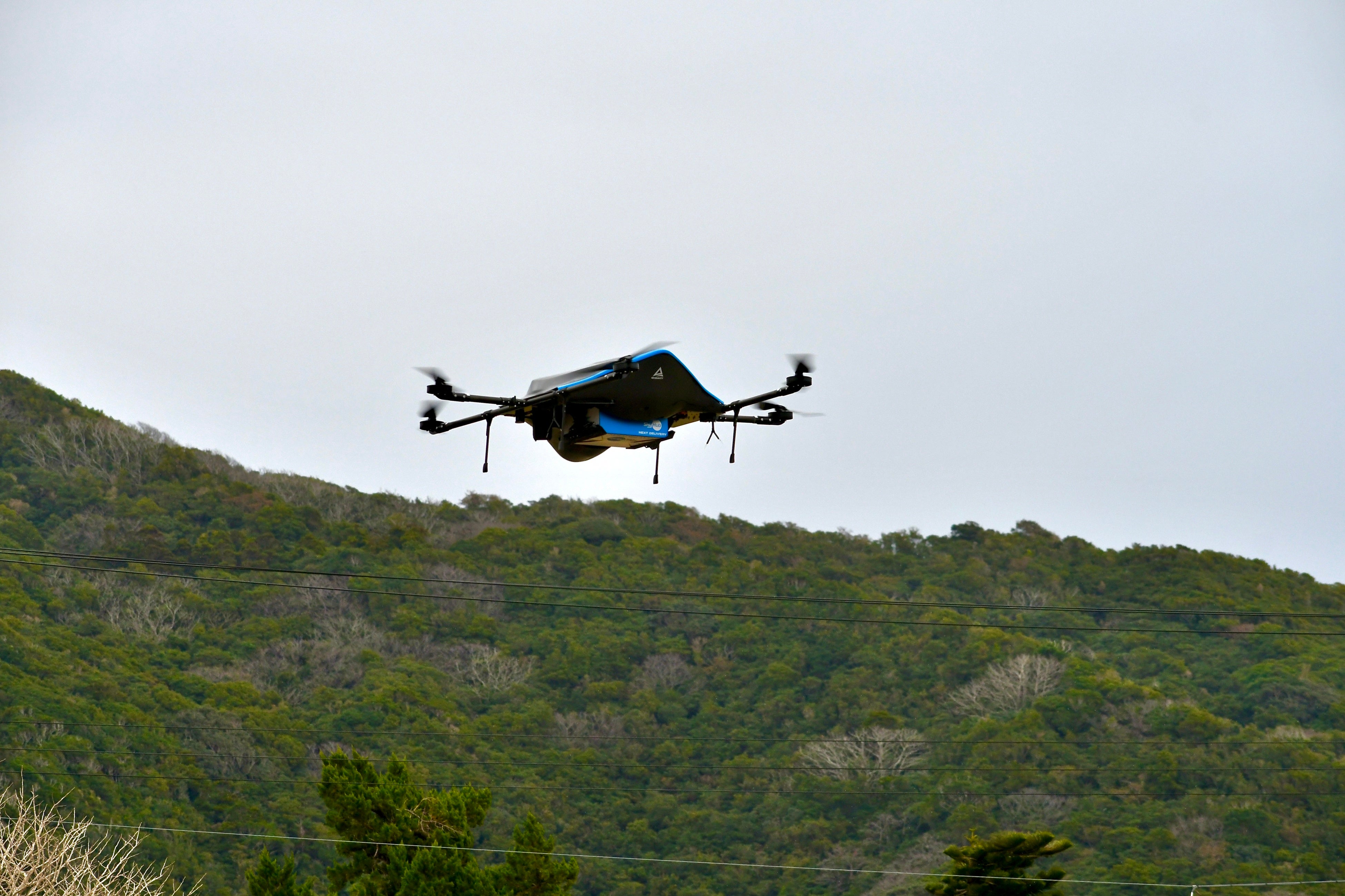 八丈島を飛行するエアロネクストの物流専用ドローンAirTruck
