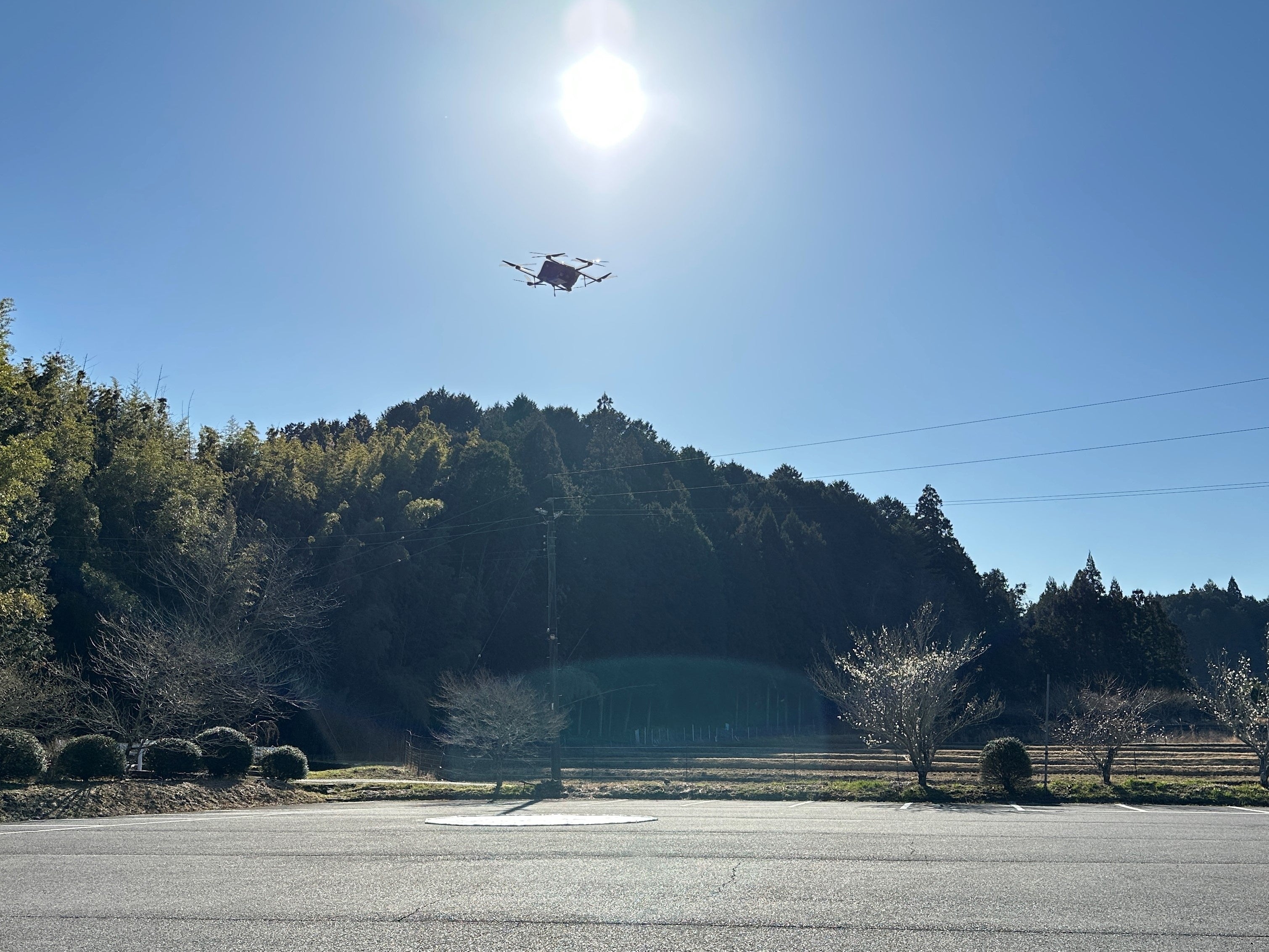 月ヶ瀬を飛行する 物流専用ドローン”AirTruck” 
