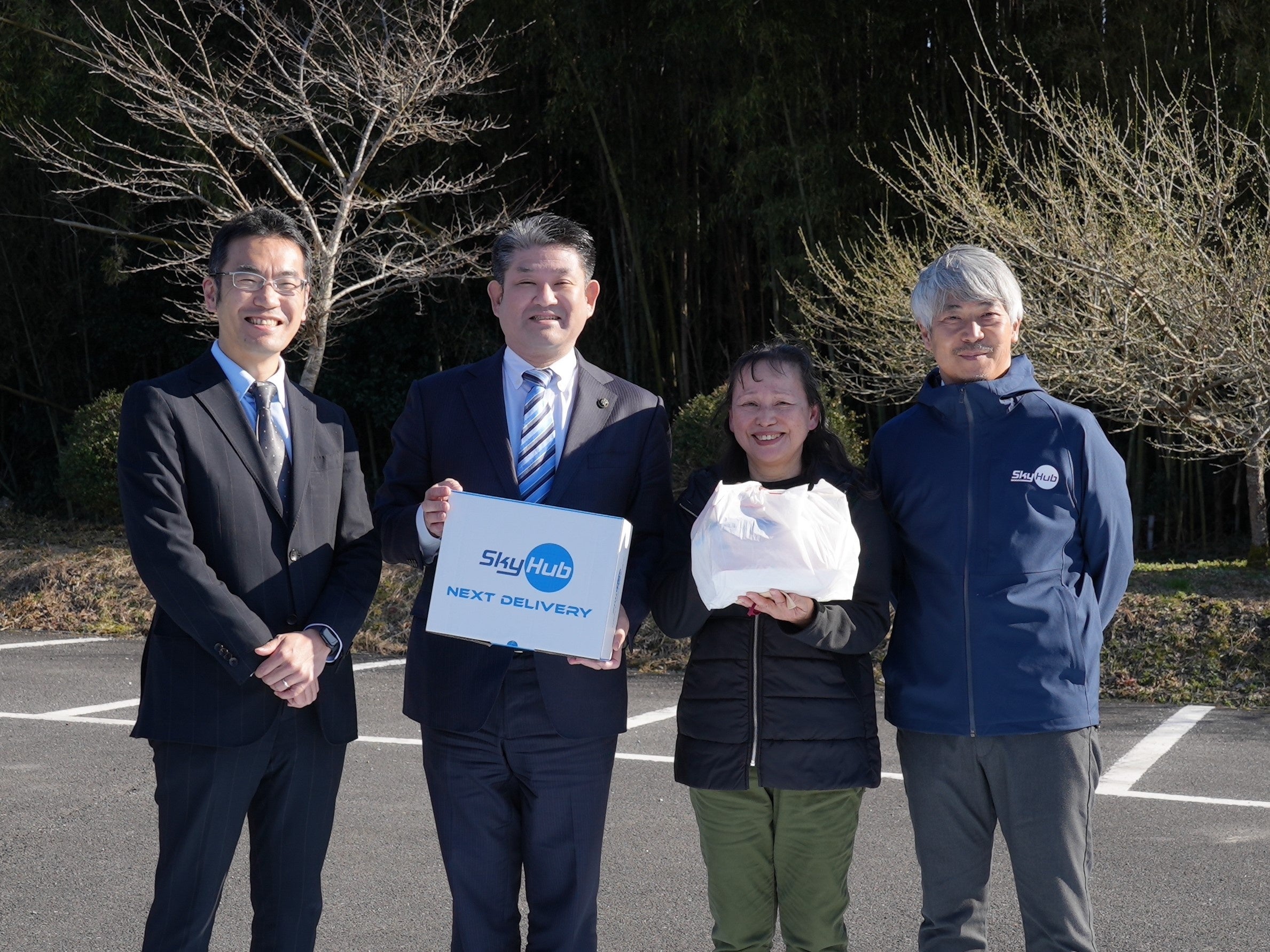 月ヶ瀬地区でドローン配送後に記念撮影。