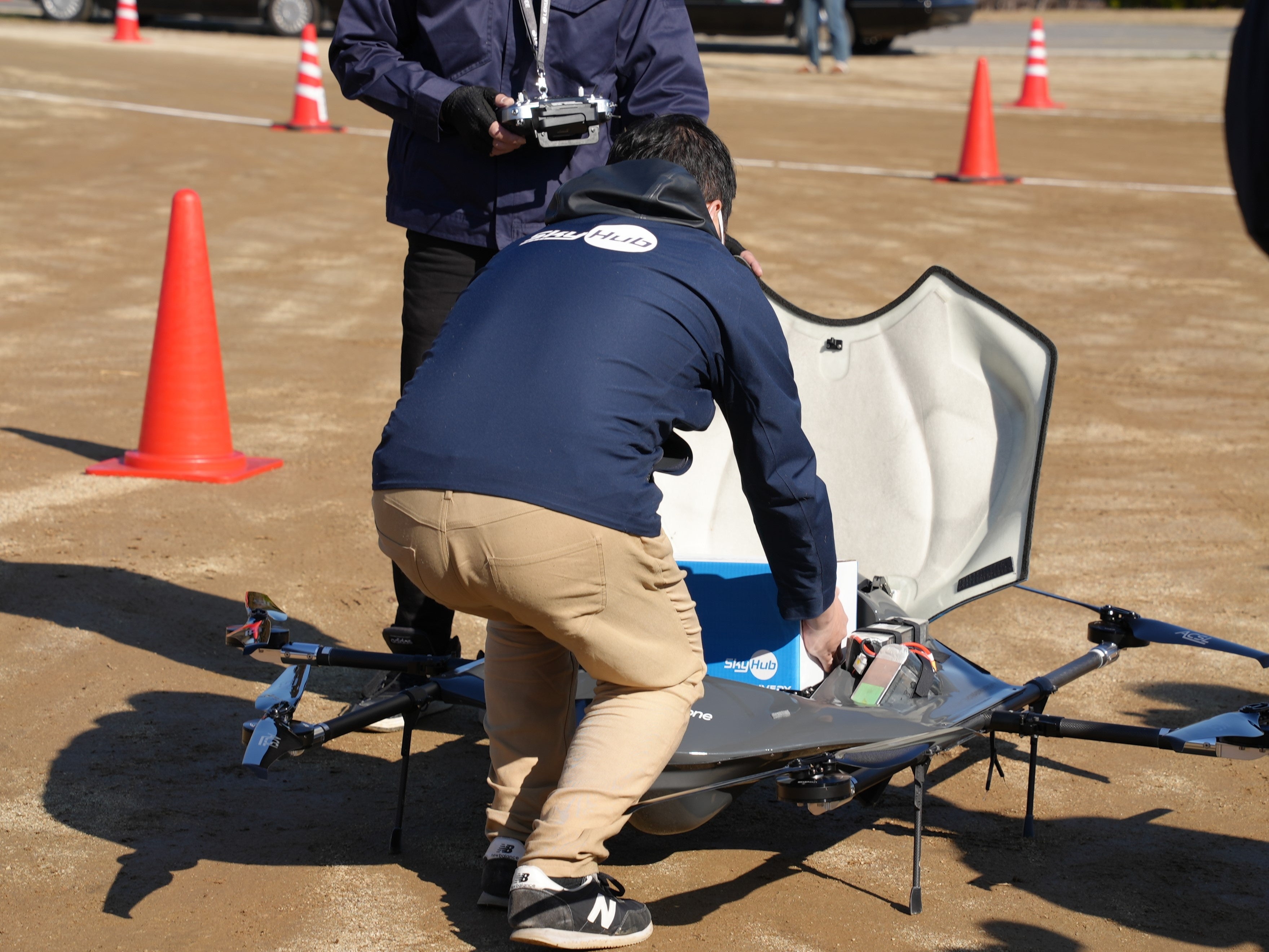 ドローンに荷物をセッティングする様子