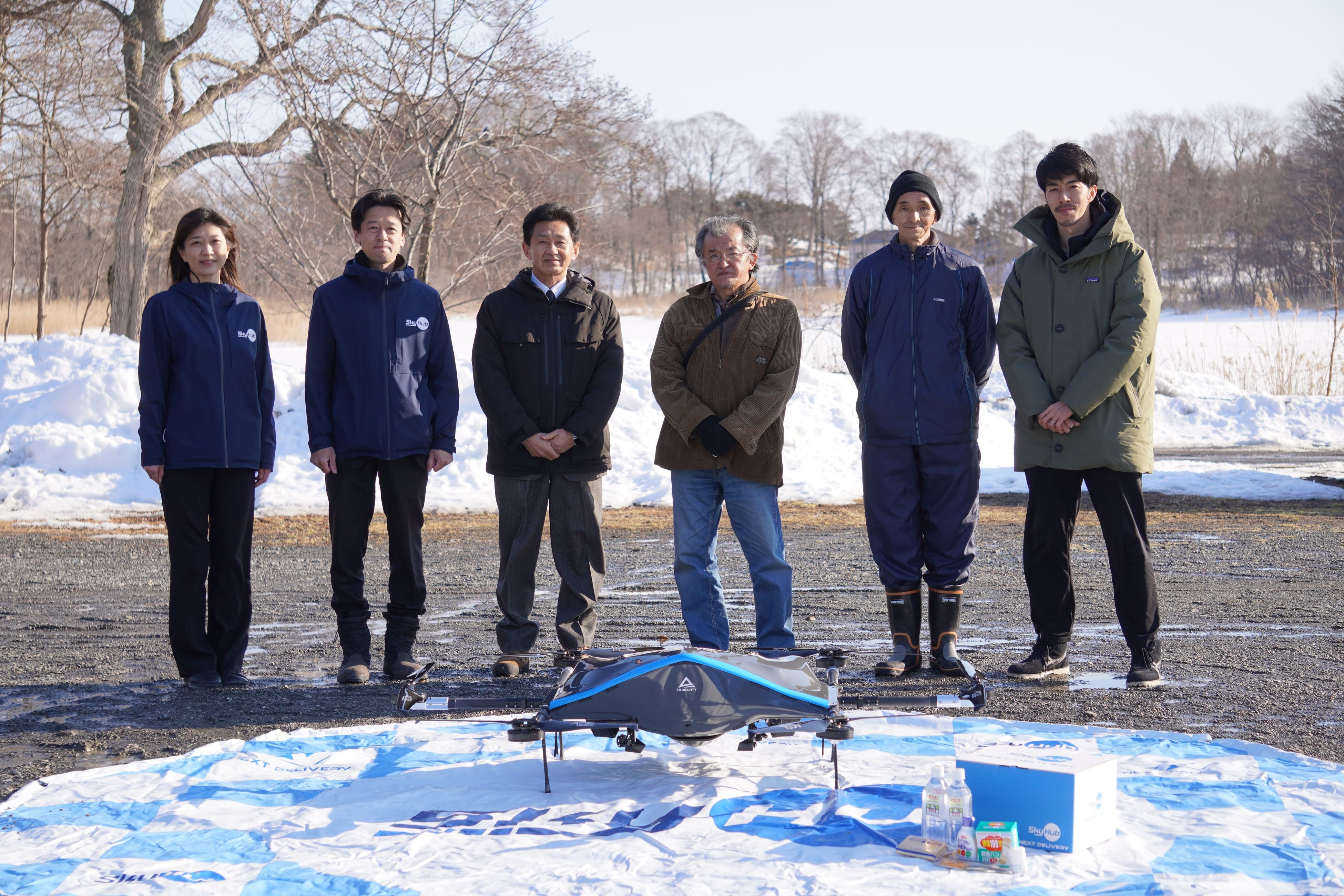 実証実験のドローン配送を 終えて記念撮影 （鹿沼マナビィハウス）