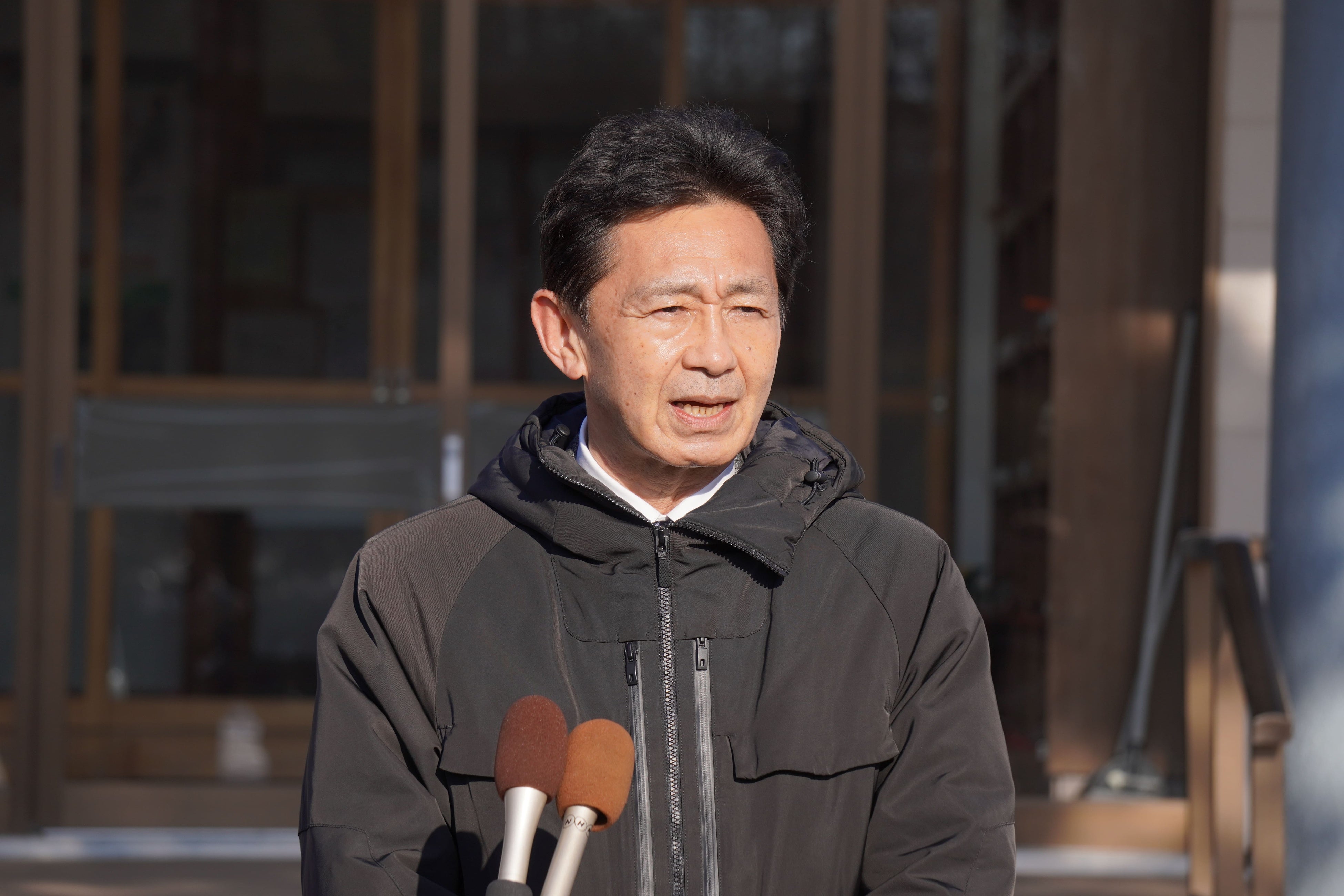 挨拶する厚真町理事　大坪秀幸