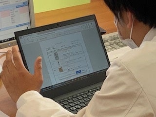 患者さんを想定した住民とオンラインで服薬指導をする薬剤師(美秋薬局)