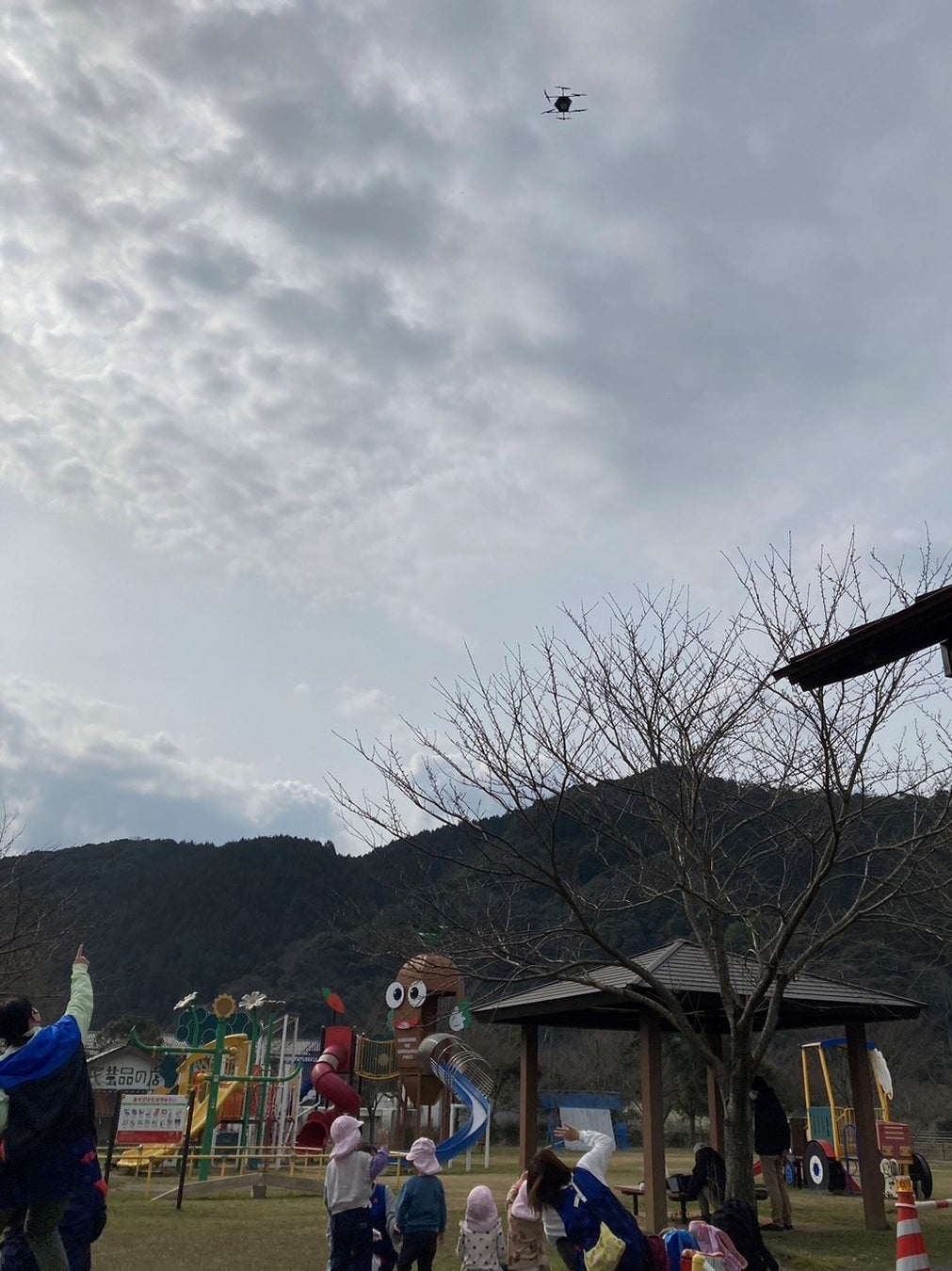 物流専用ドローン”AirTruck”の着陸を見守る住民たち(道の駅みとう)