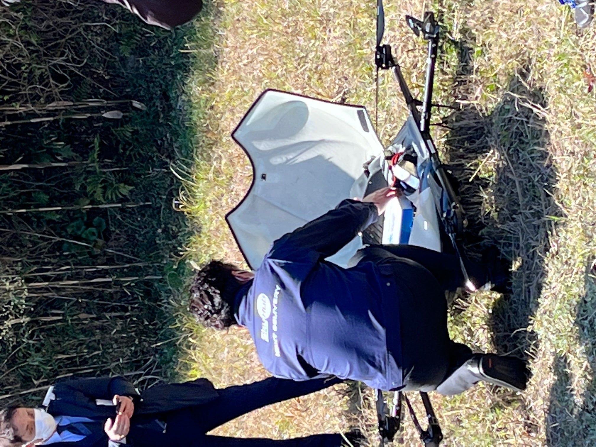 仙崎駅から長門湯本駅へ貨客混載で運ばれきた商品をドローンに積替え （長門湯本駅前）