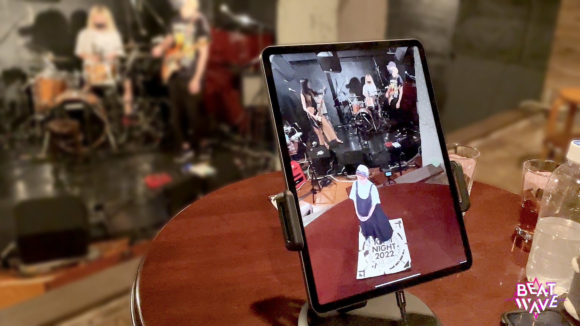 リアル会場ではARで登場するアーティストと生バンドのセッションも