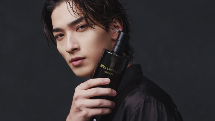 横浜流星、大人の色気全開!シュウ ウエムラ新製品「ブラック クレンジング オイル」の魅力を余すことなく紹介 横浜流星、大人の色気全開!シュウ ウエムラ新製品「ブラック クレンジング オイル」の魅力を余すことなく紹介