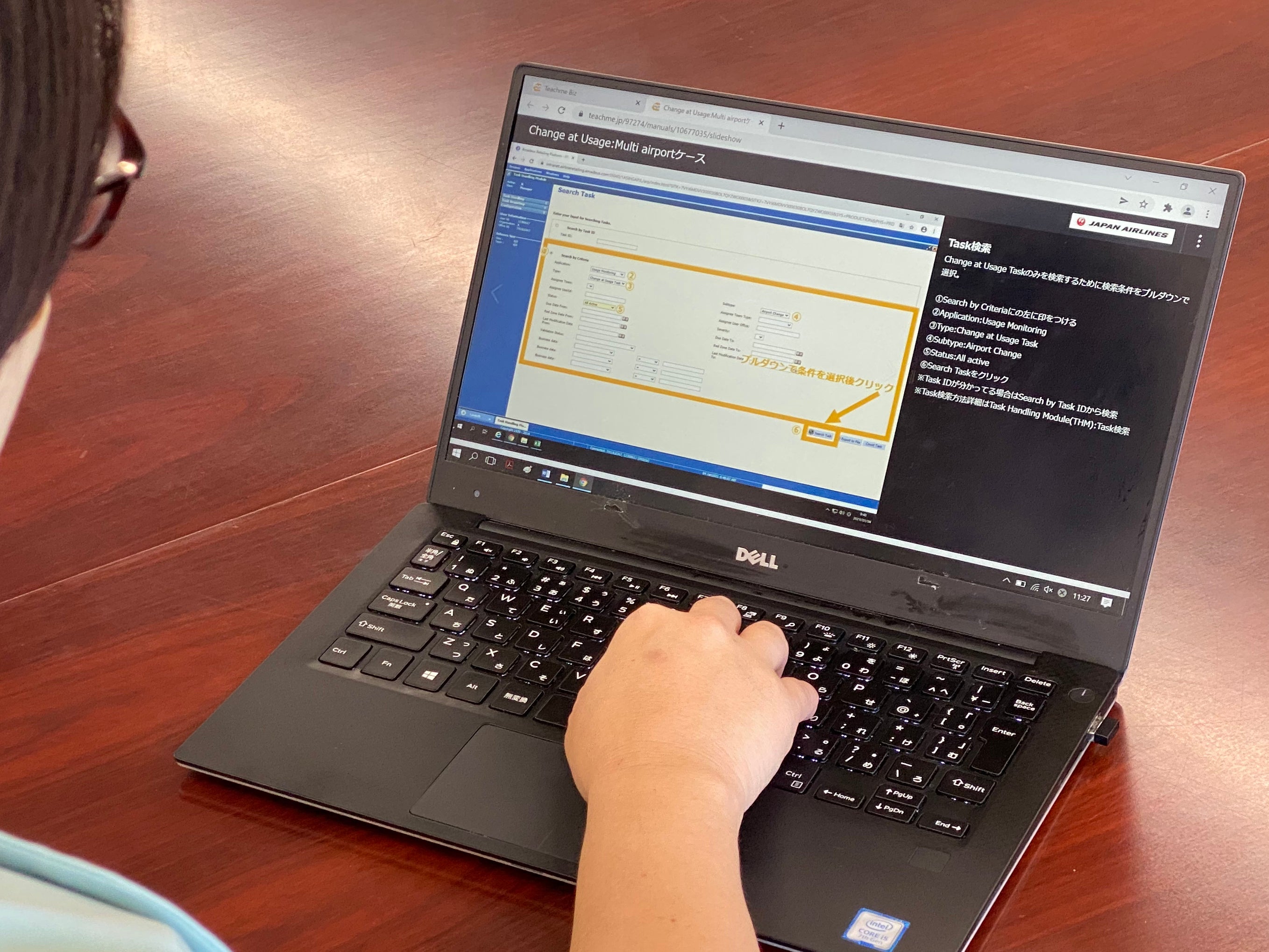 JALで実際に使われているマニュアル。画像や動画がメインで操作方法がわかりやすく伝わる。