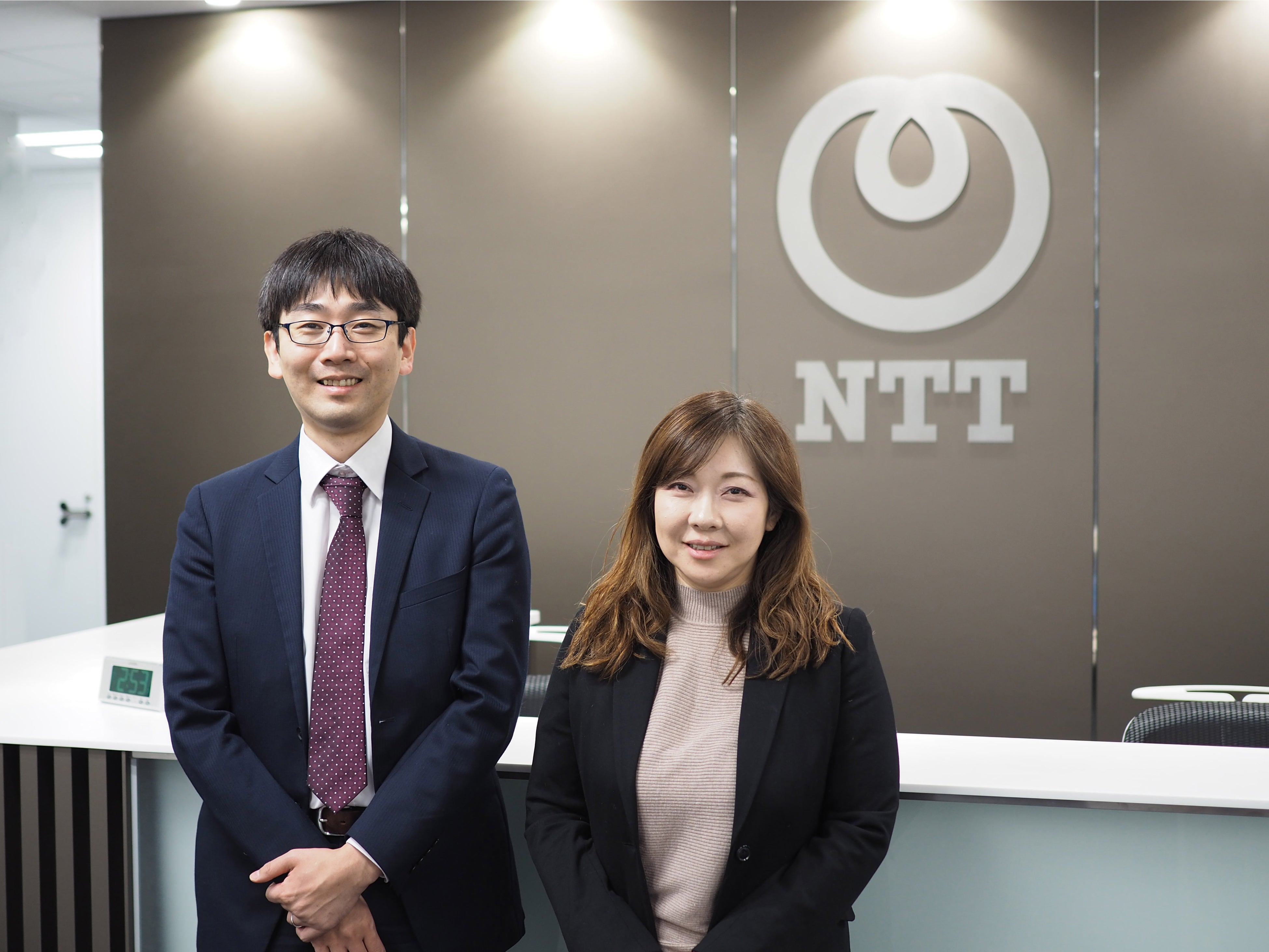 NTTで「Teachme Biz」の活用を担当するダイバーシティ推進室長の池田 円 氏（右）と同室担当課長の田邉 直記 氏（左）