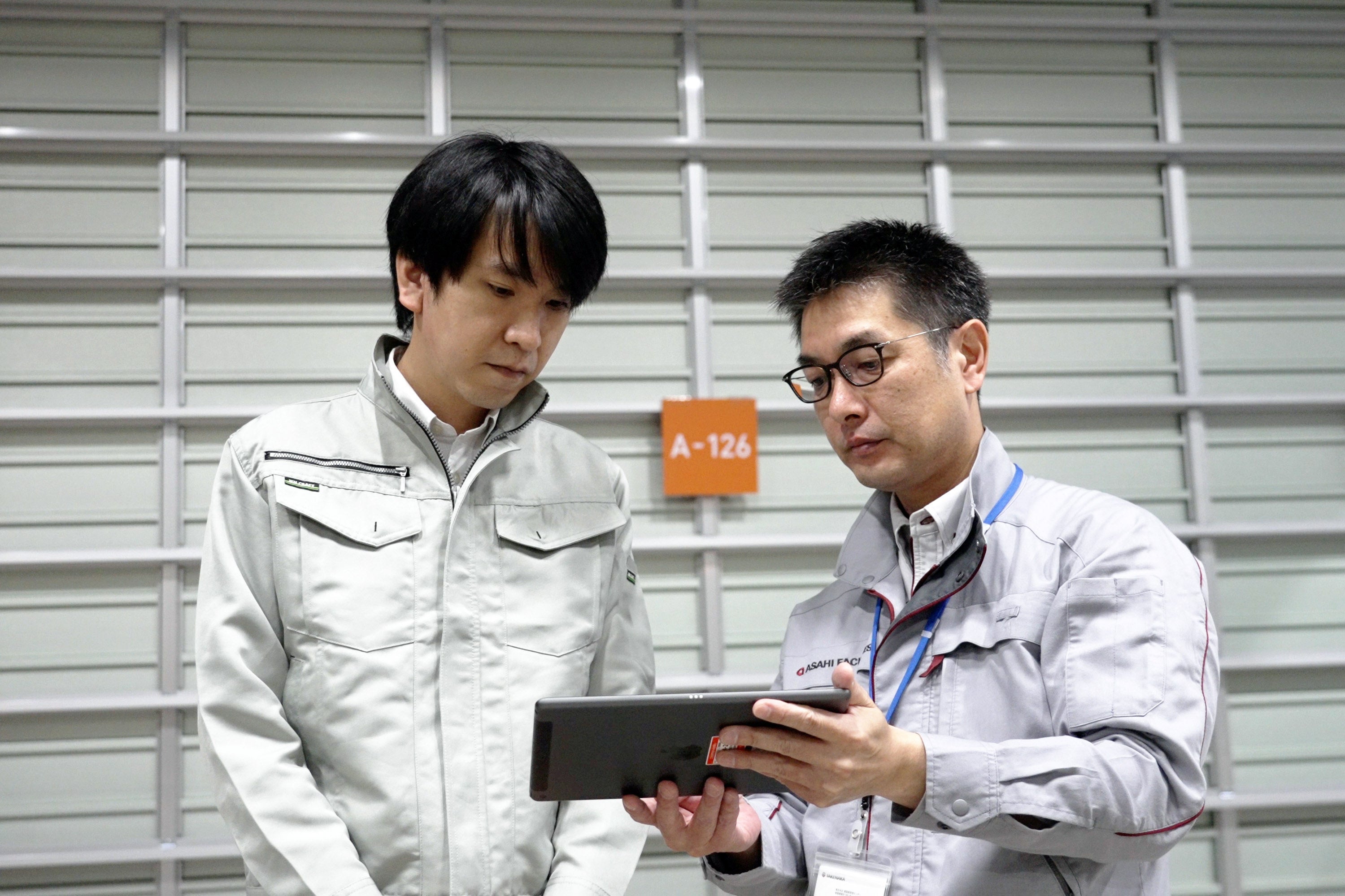 物流施設現場で「Teachme Biz」を活用する従業員（イメージ）