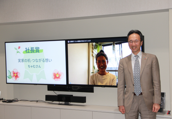 代表取締役社長 平井嘉朗と社長賞のちゃむさん