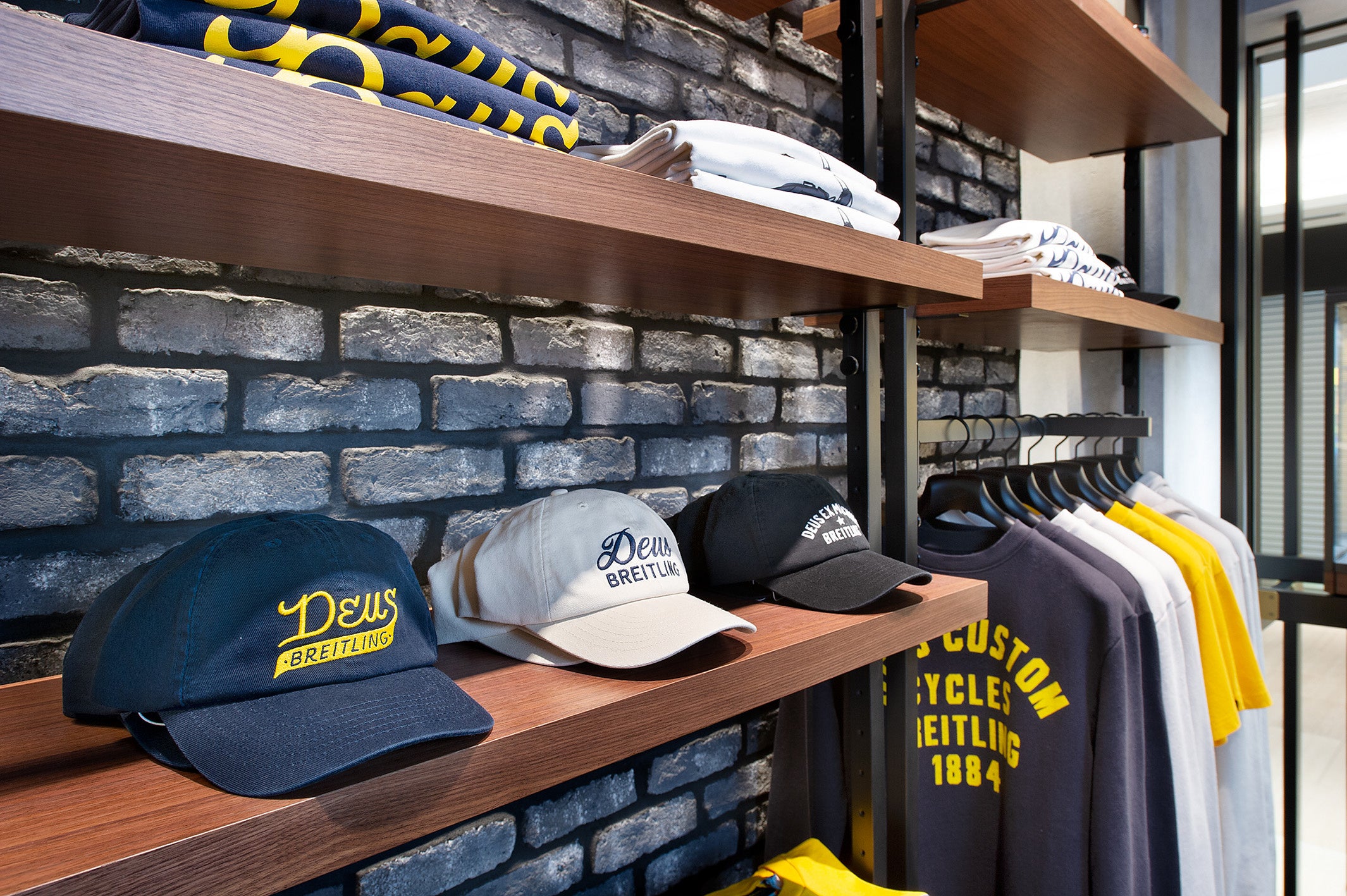 国内のブティックでは唯一、DEUSとの共同デザインによるアパレル・グッズも展示・販売する