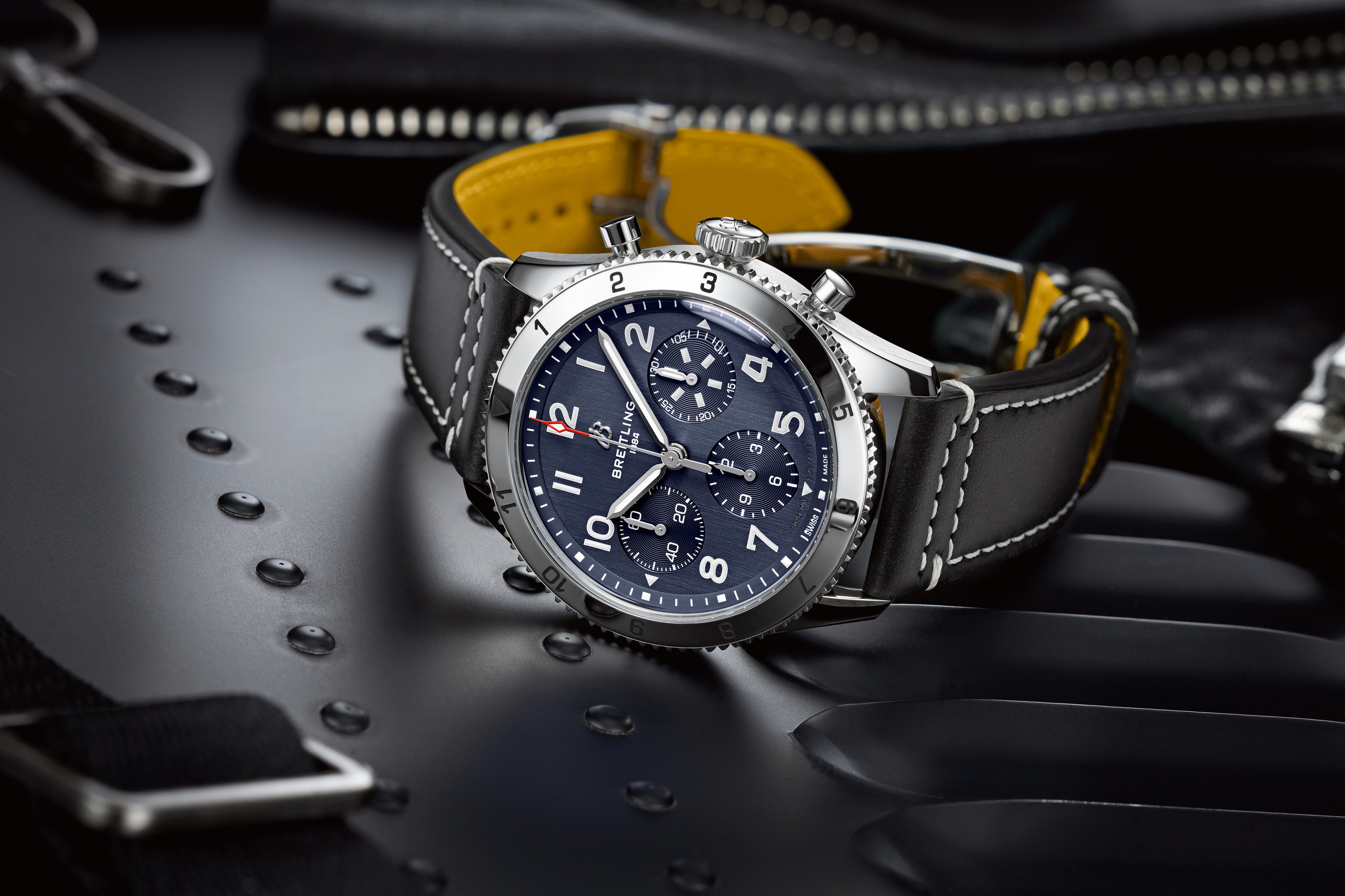 クラシック アヴィ クロノグラフ 42 トリビュート トゥ ヴォート F4U コルセア