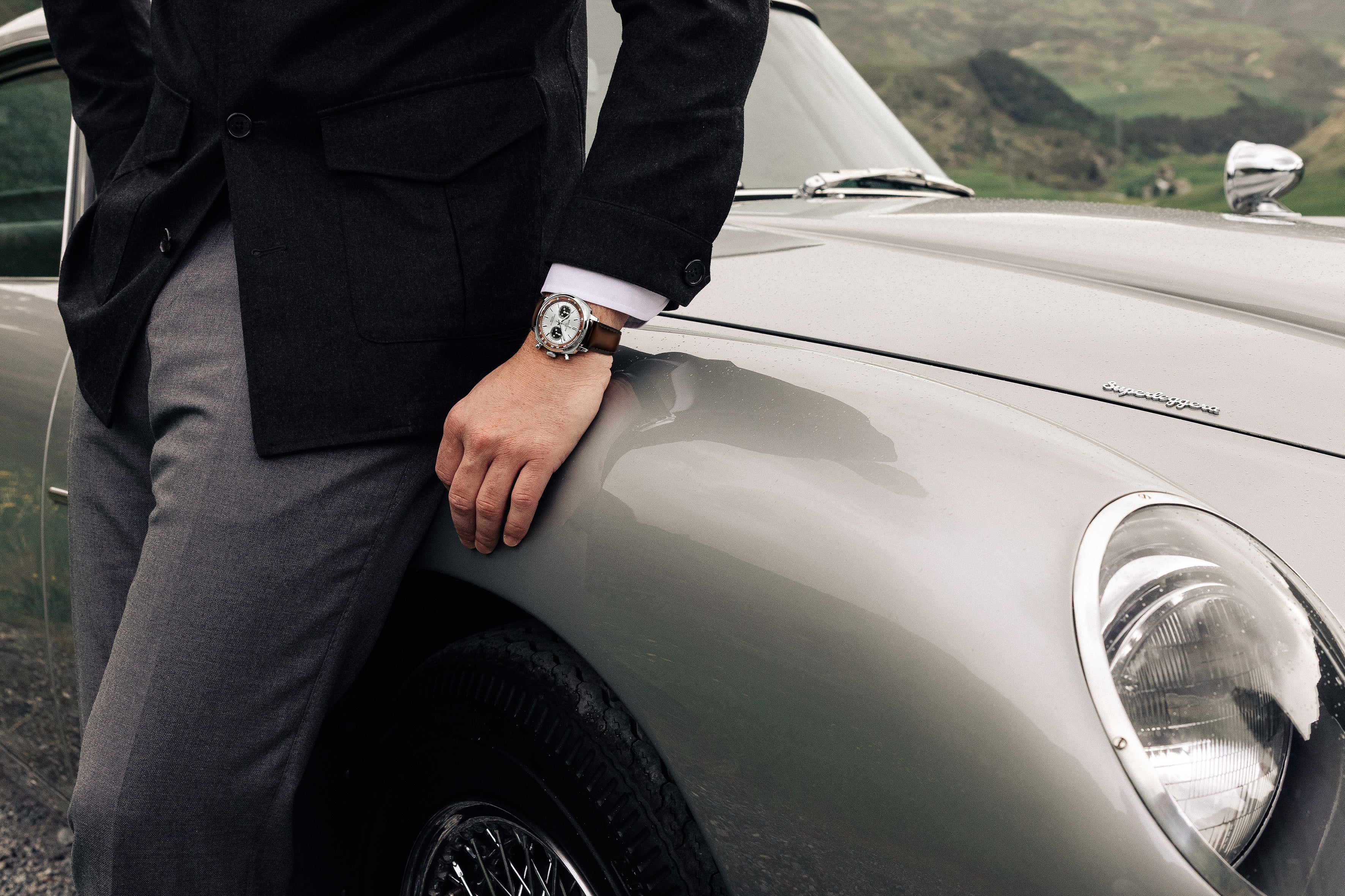 時とスピードが再び交差する：ブライトリングとアストンマーティン、名車 DB5 に捧げるトップタイムを発表
