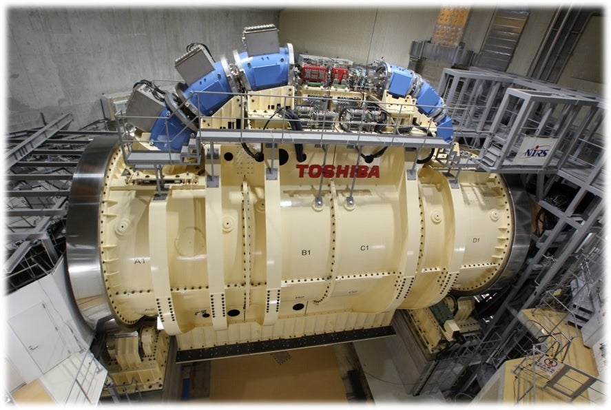 重粒子線治療装置用超伝導小型回転ガントリー（提供：量子科学技術研究開発機構・QST病院）