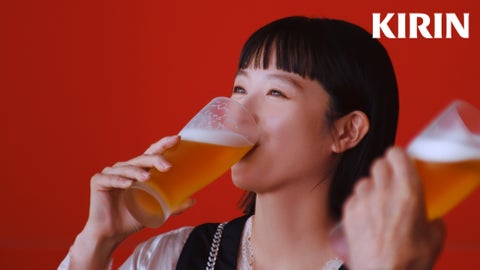 タモリさんが「本麒麟」を選ぶ理由を語る 新キャストに仲里依紗さん、清野菜名さんを迎え、タモリさんと乾杯! ~「本麒麟」を片手に、楽しそうに談笑するお2人の表情に注目~ タモリさんが「本麒麟」を選ぶ理由を語る 新キャストに仲里依紗さん、清野菜名さんを迎え、タモリさんと乾杯! ~「本麒麟」を片手に、楽しそうに談笑するお2人の表情に注目~