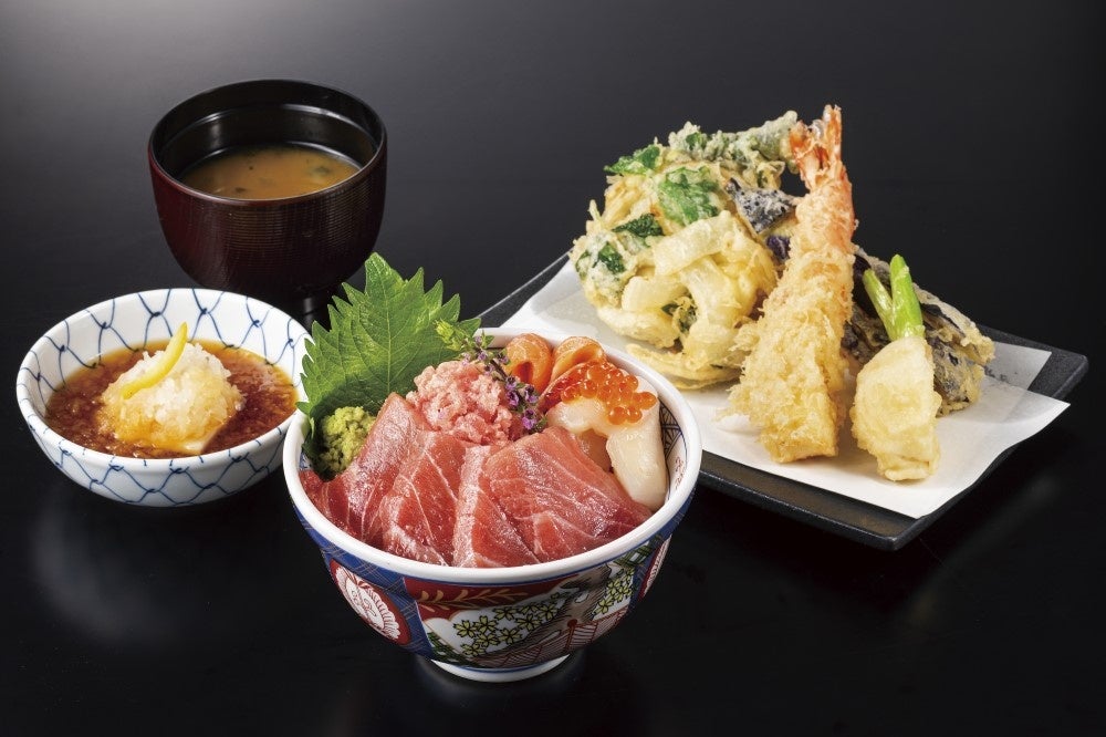 本鮪中トロの海鮮丼と天盛りセット