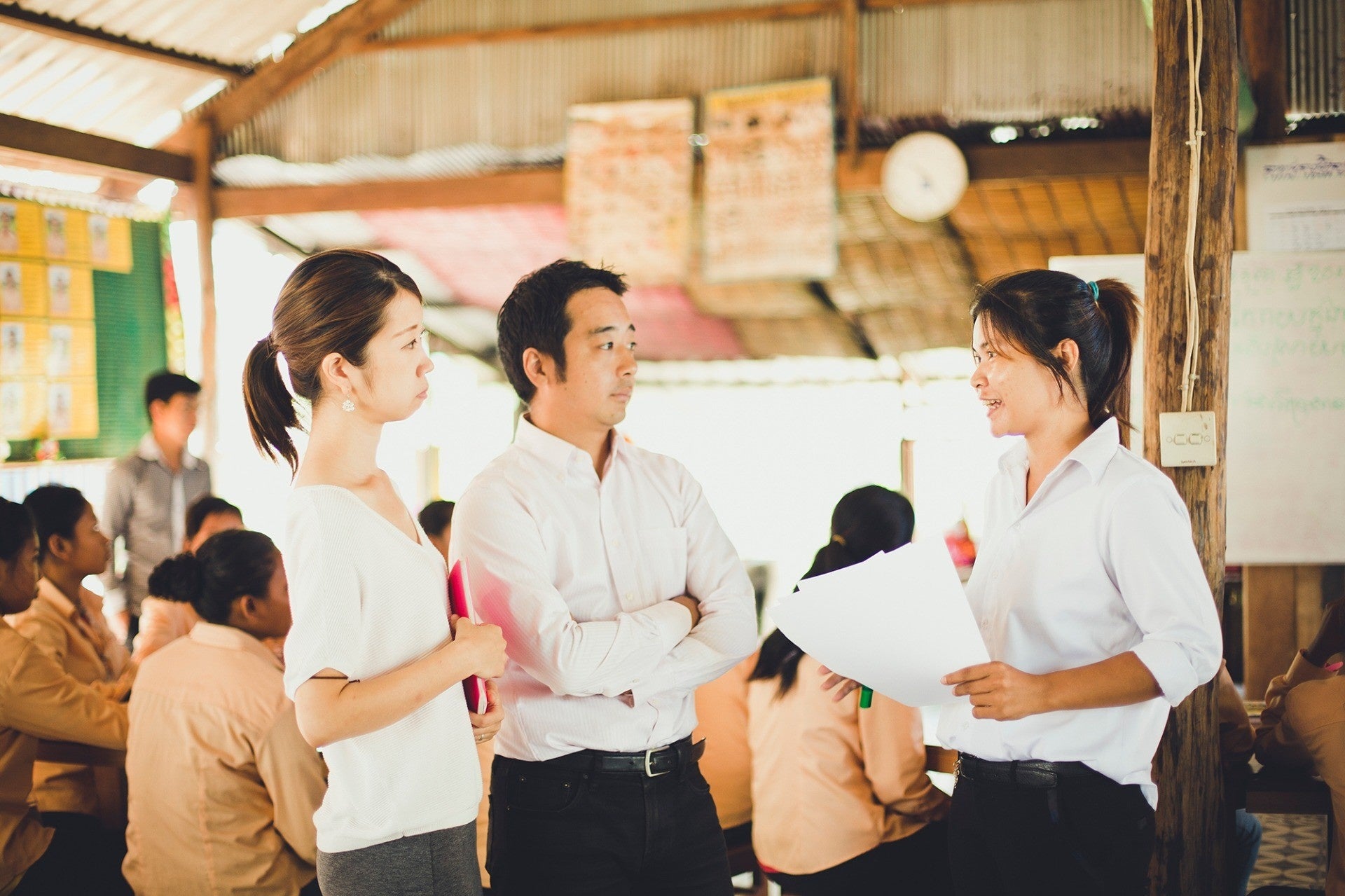 カンボジアの教室で担当トレーナーと話す青木(NPO法人SALASUSU)