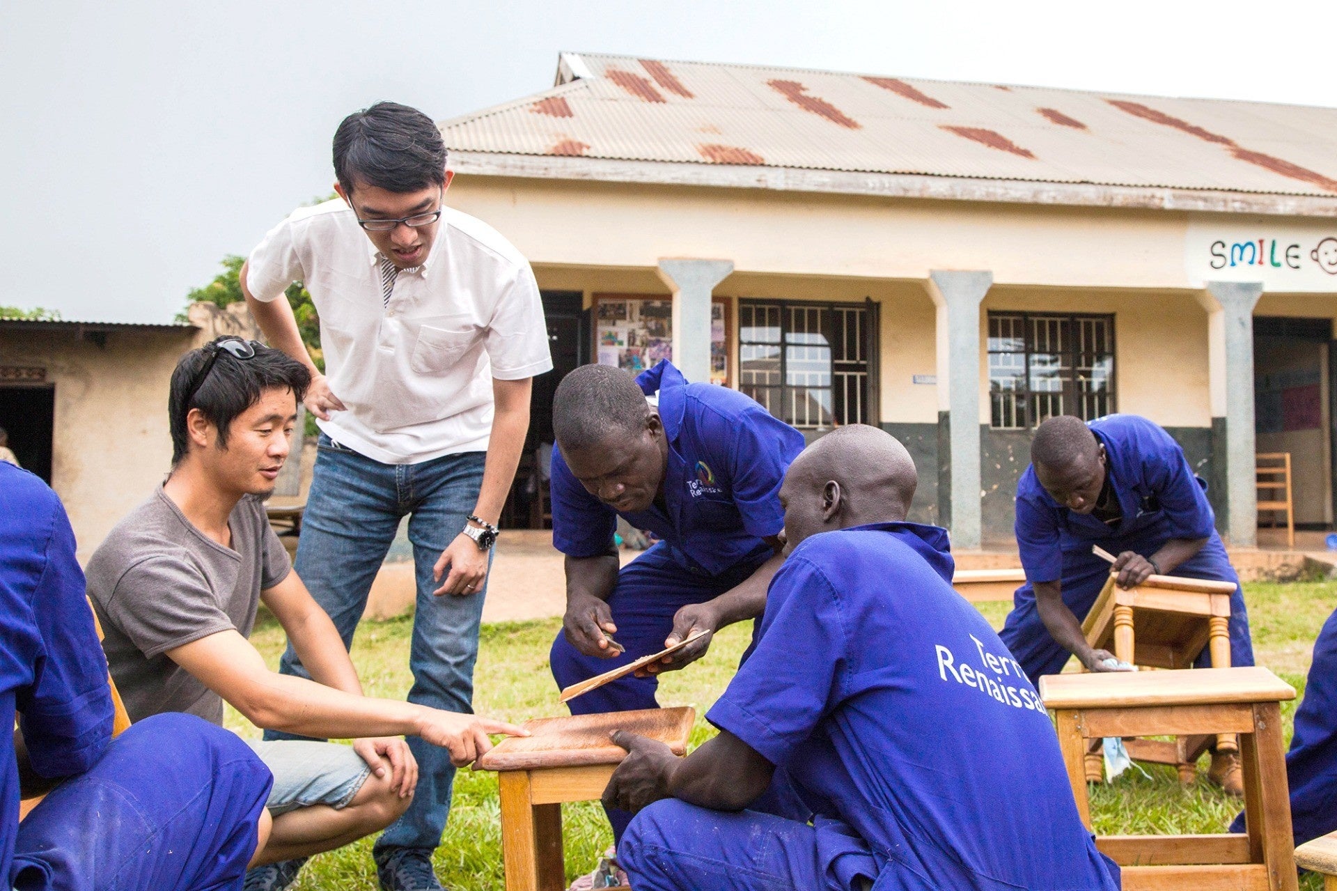 ウガンダで職業訓練に励む元子ども兵と鬼丸（認定NPO法人テラ・ルネッサンス）