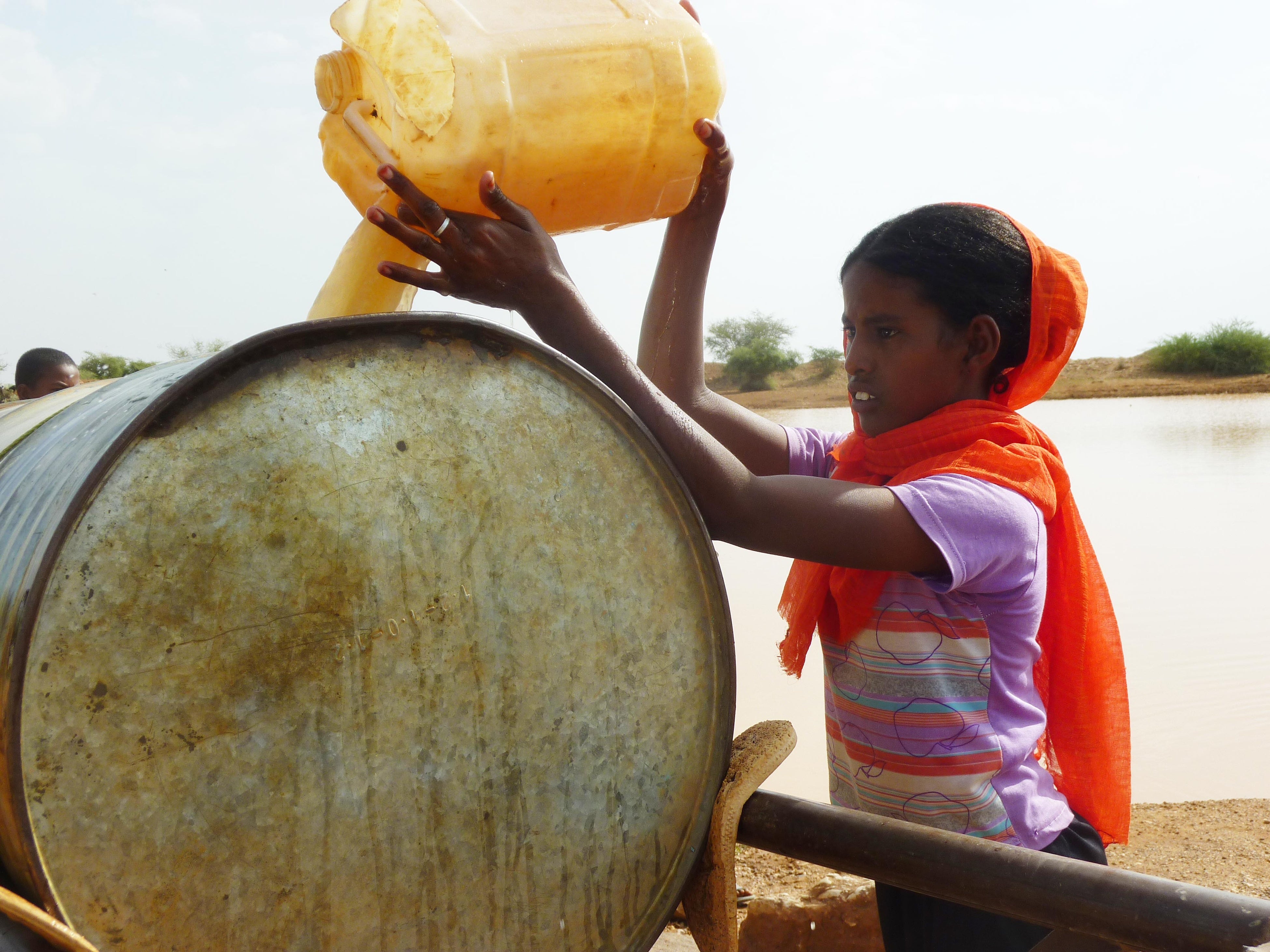 スーダンでの水汲みの様子