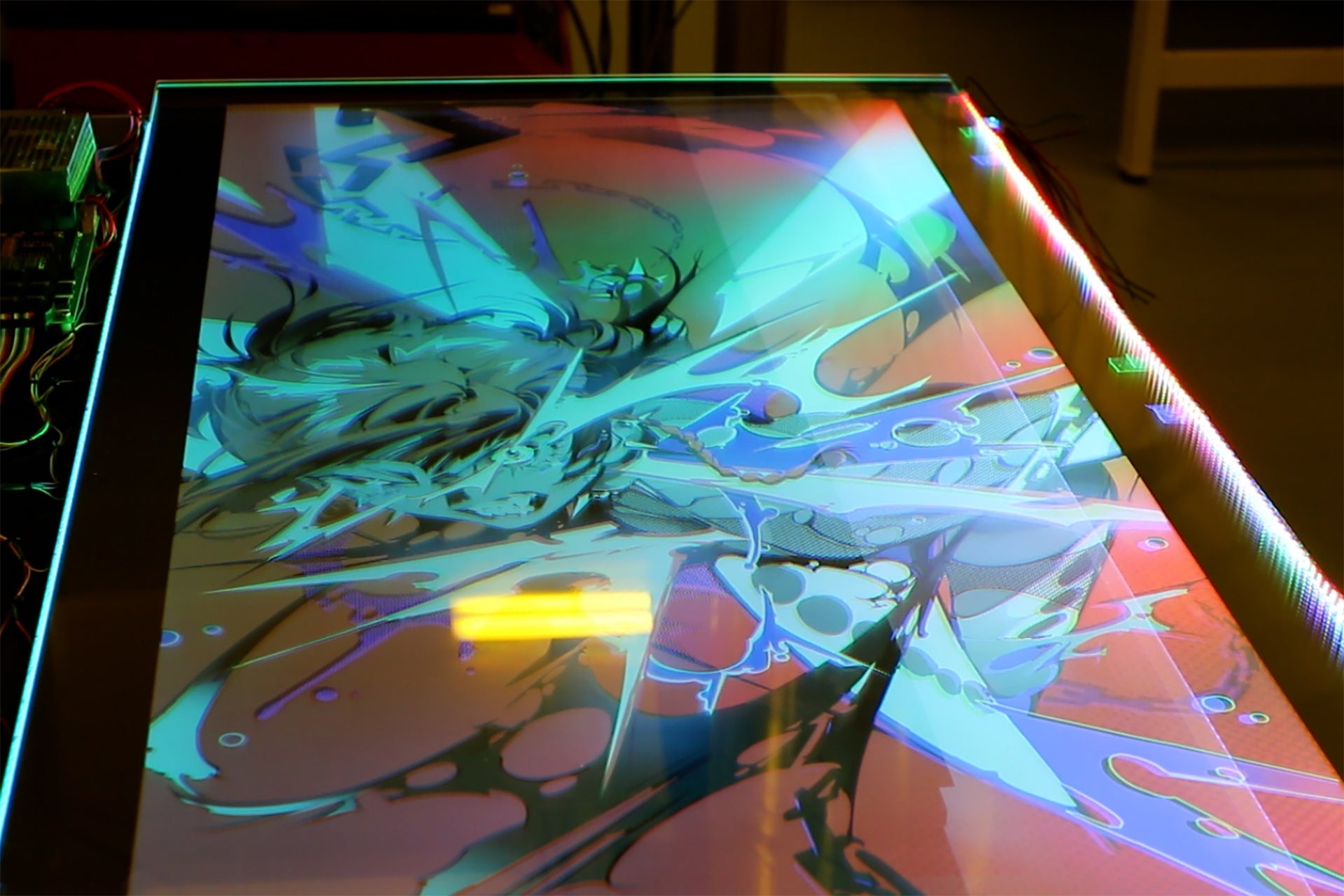 OFFで透明、ONして光る! 光の印刷」超高精細RGB導光板