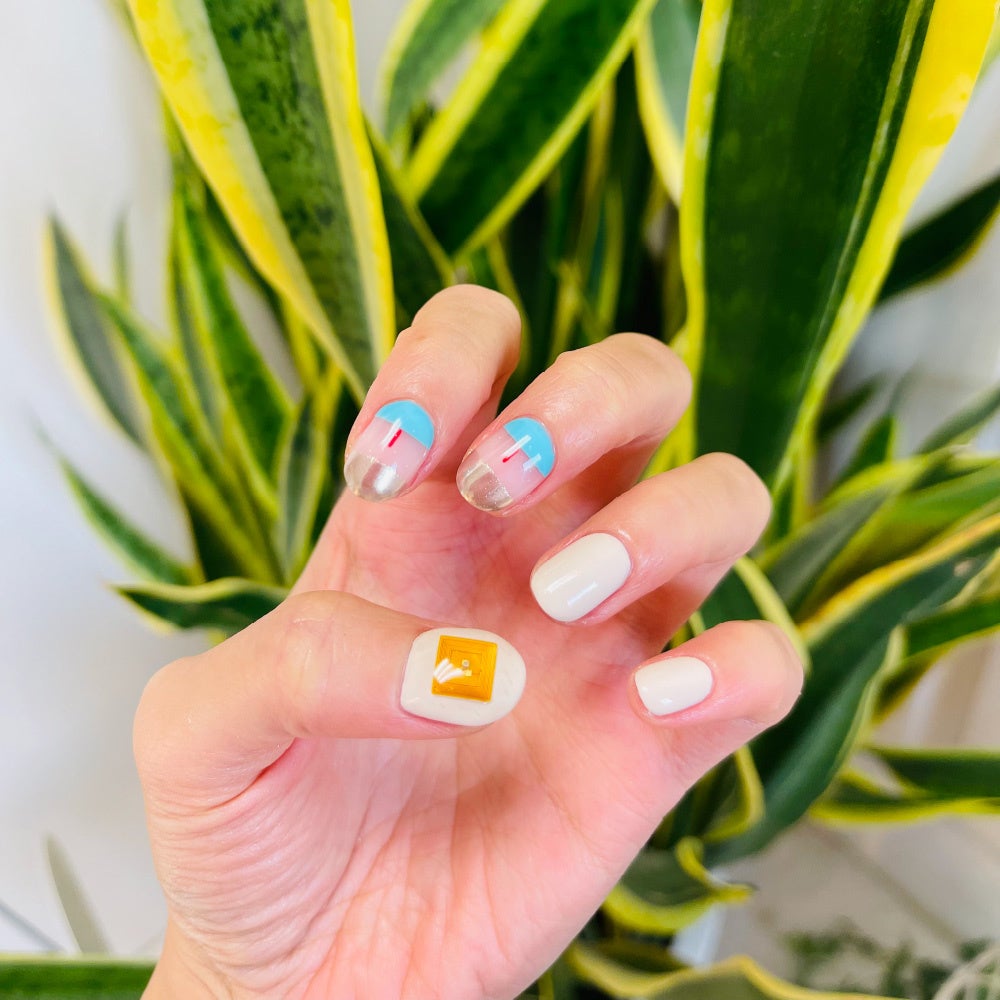 もう名刺は不要！爪先に貼るだけで相手スマホに連絡先を送信