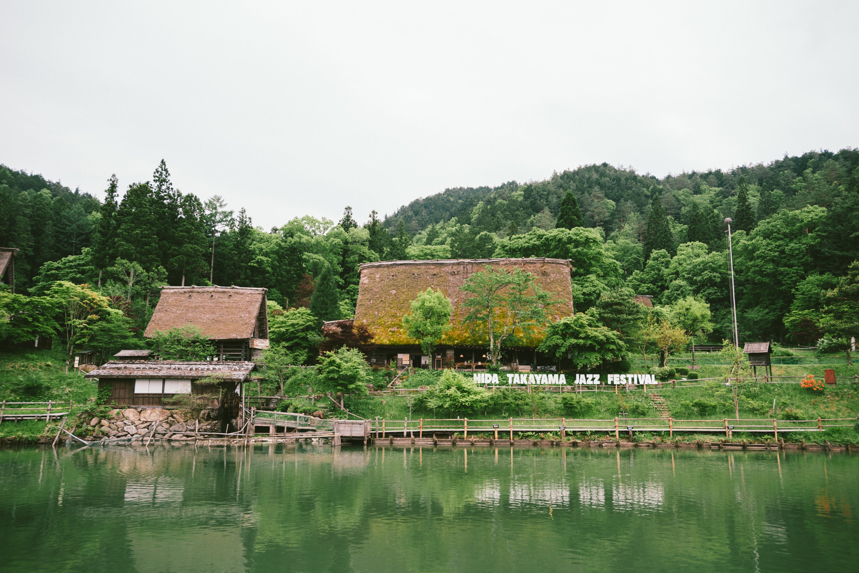 合掌家屋が並ぶ野外施設に特設ステージを制作