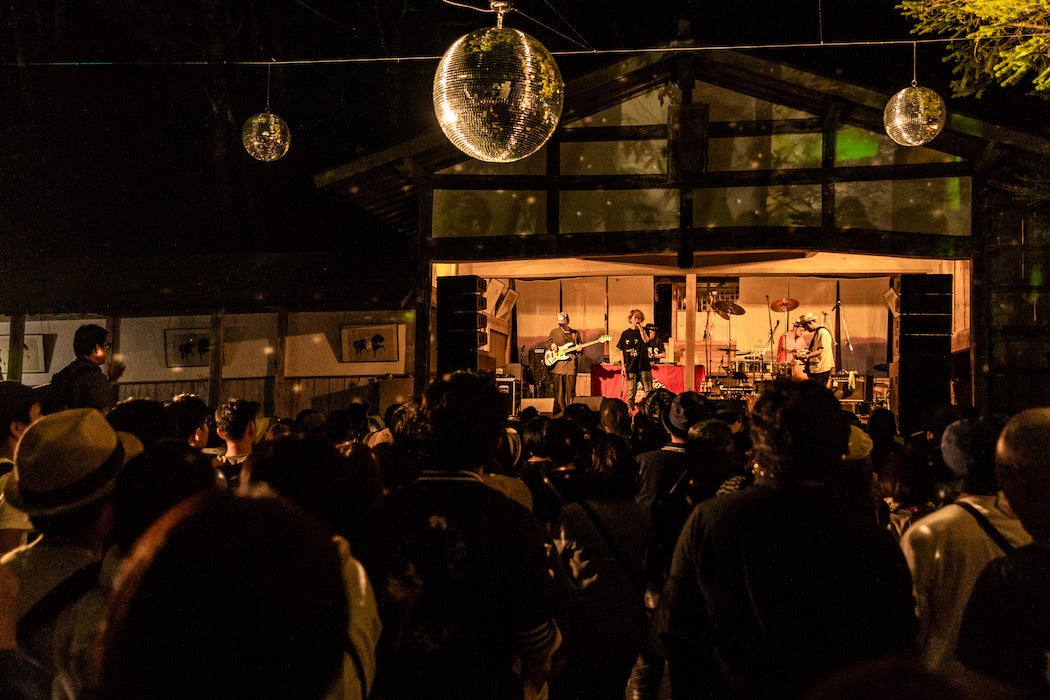 ミラーボールでライトアップされた神社ステージの様子（2019年）