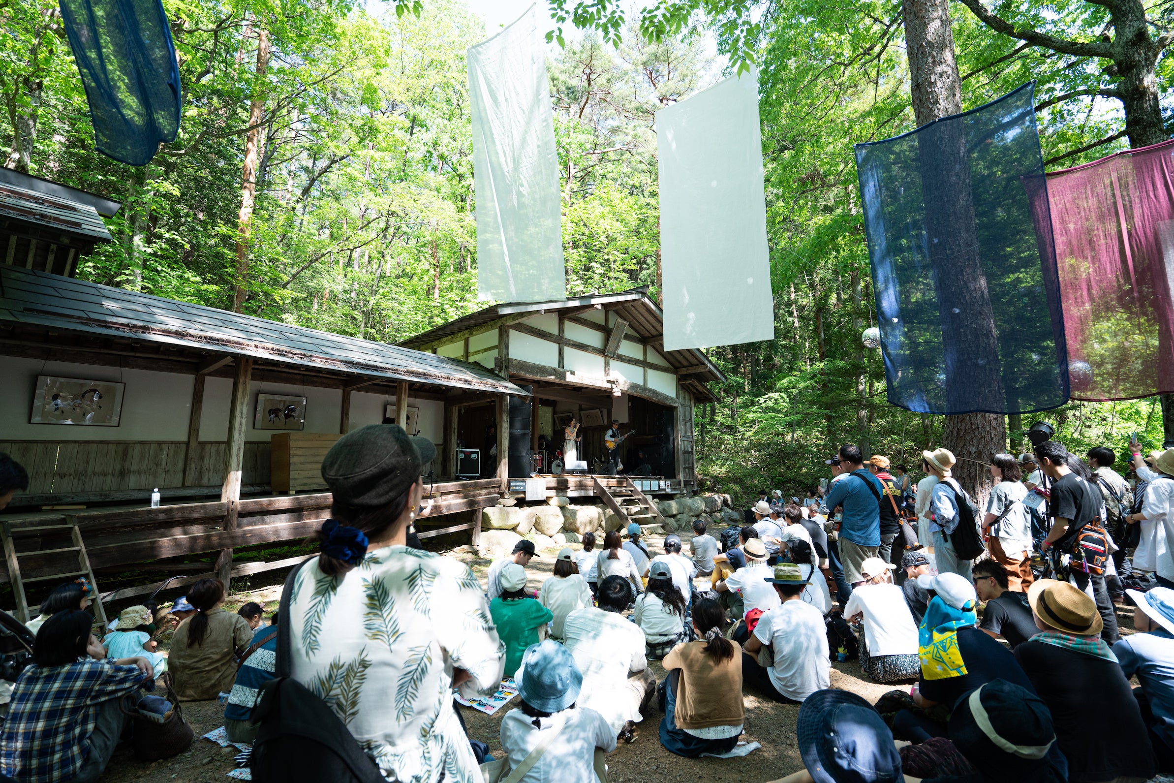 会場は森と古民家が並ぶロケーション。日中から開催しているので、お子様づれでもお楽しみいただけます。