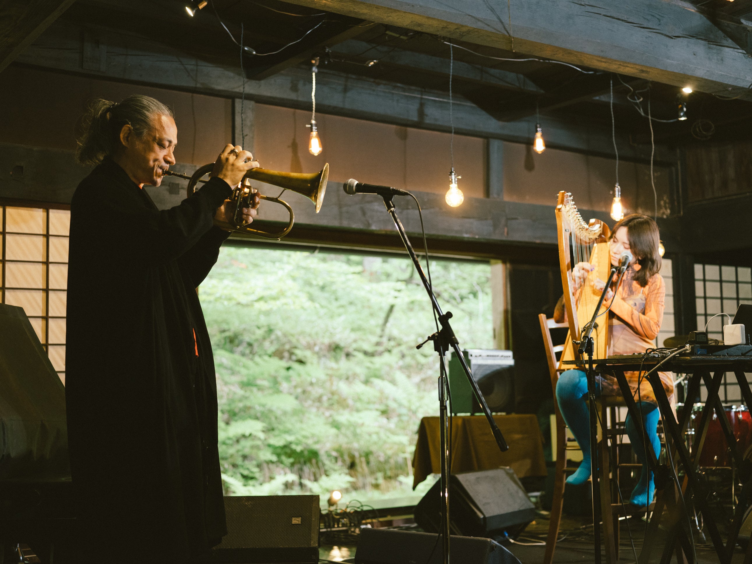 2022年出演のermhoi、飛び入りでTOKUとのセッションも。