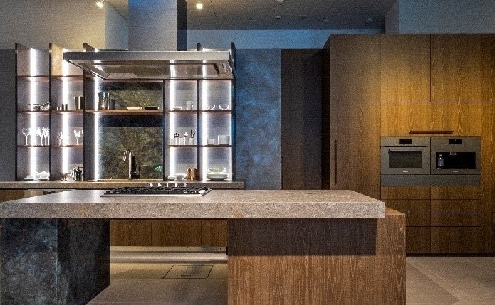 希少性が高い御影石を用いたインフィルオリジナルブランド「INTENZA」のオーダーメイドキッチンを展示。