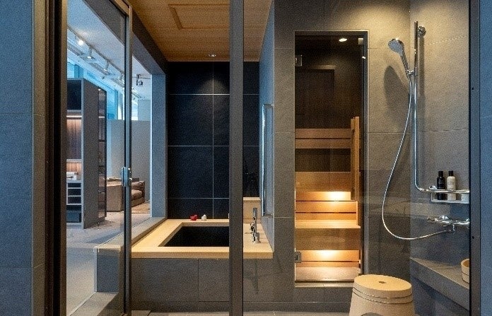 サウナを併設したバスルームも展示しています。