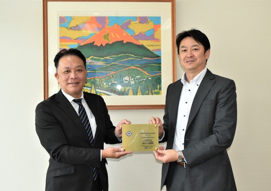 OBC 常務取締役 営業本部長 荻野俊夫 様（左）と 三谷産業 取締役 ICTソリューション事業部長 深堀俊彰（右