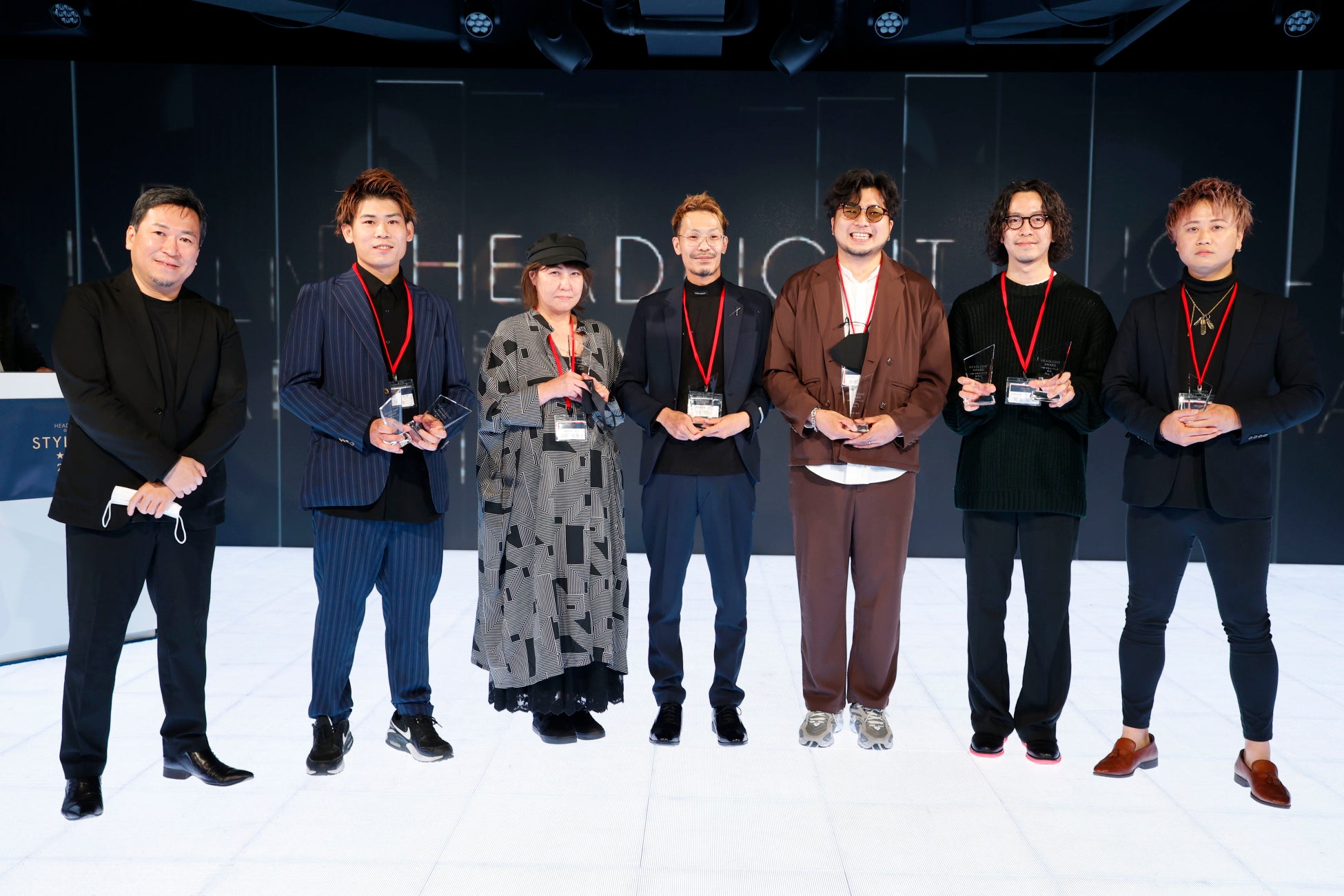 HEADLIGHT AWARDを授賞した6名 ※撮影時のみ一瞬マスクを外しています。