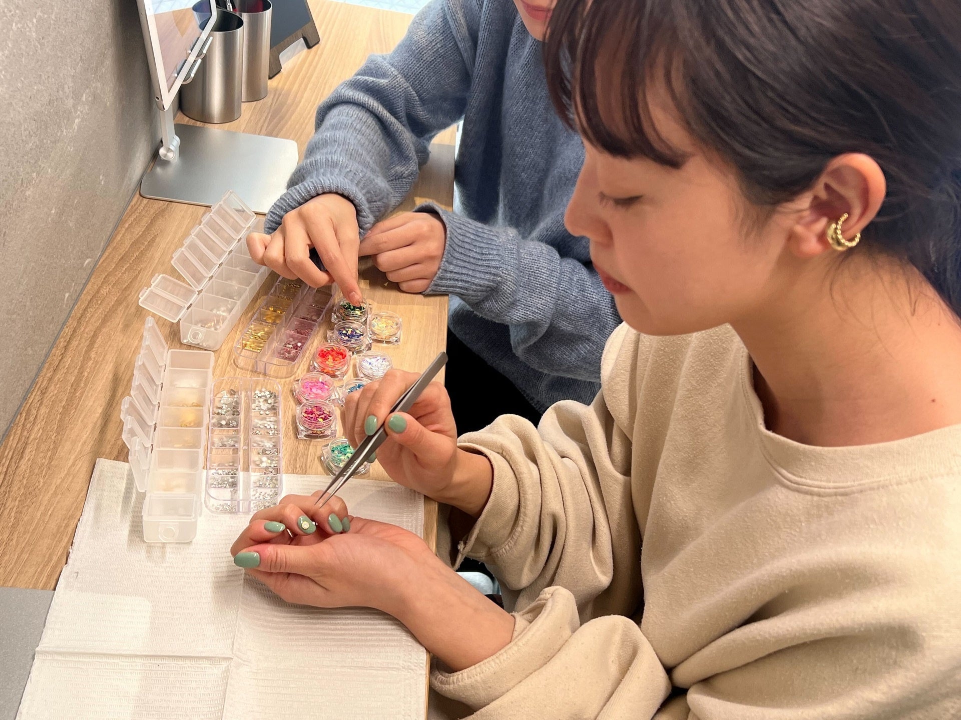 自宅やカフェにいるような気楽さで、自分が納得できるまで、自分らしいネイルを