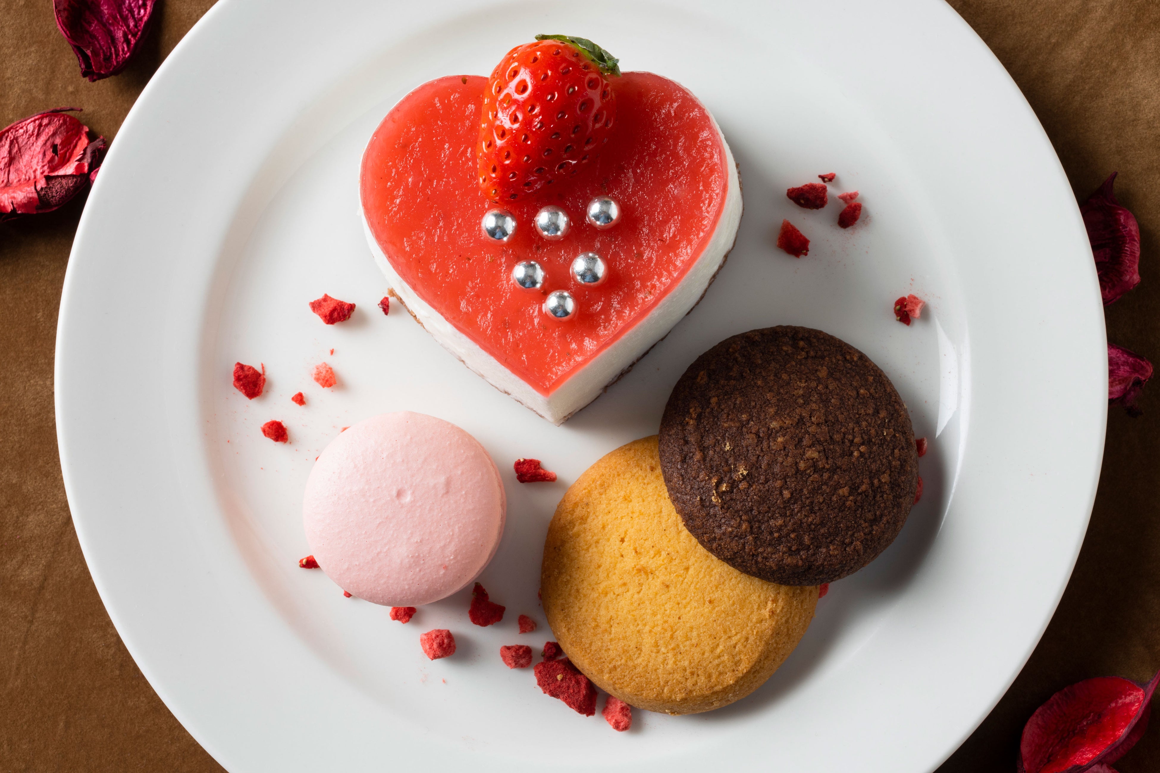 イチゴをモチーフにしたストロベリーハートのレモンムースケーキ