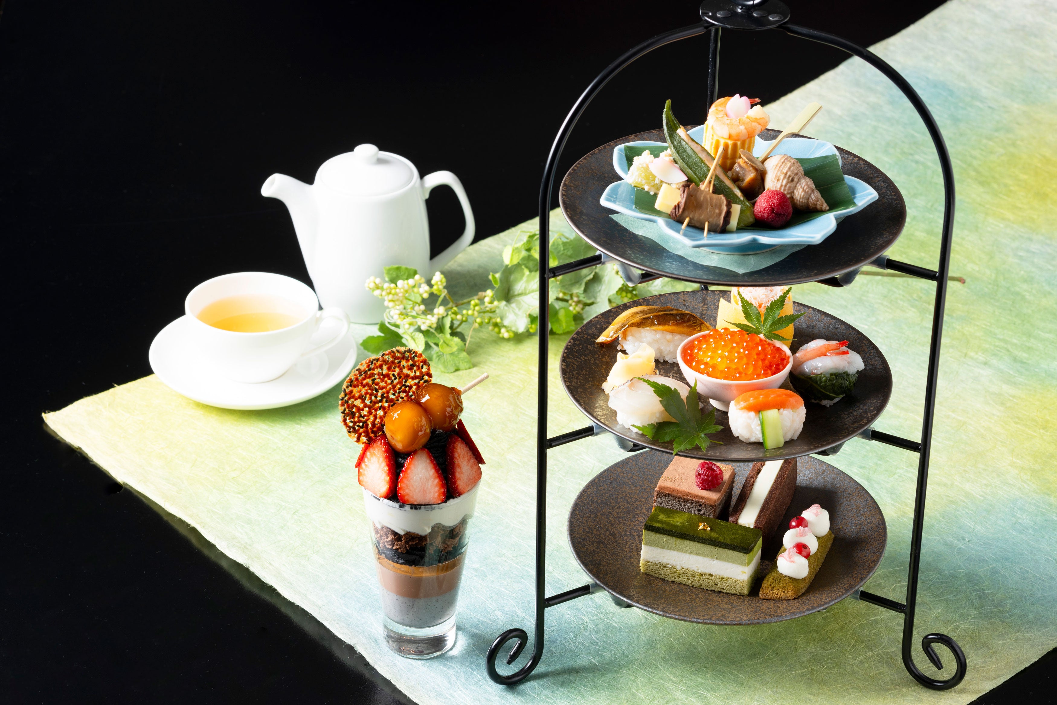 AfternoonTea - sama。ダンボ アフタヌーンティーセット MIXupにて、新緑と可憐な花々に彩られたバスケットに