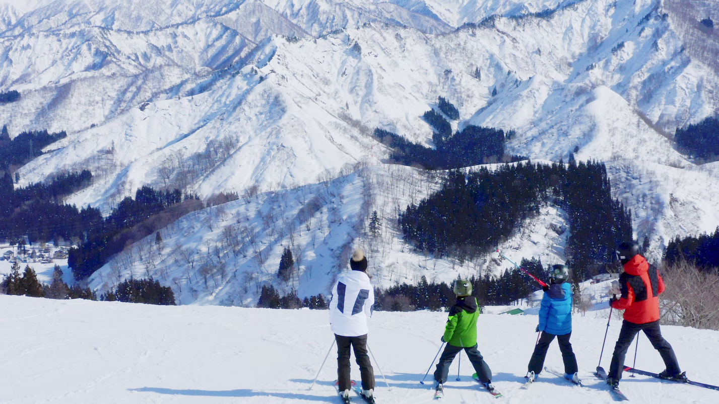 ＜越後湯沢に雪到来＞