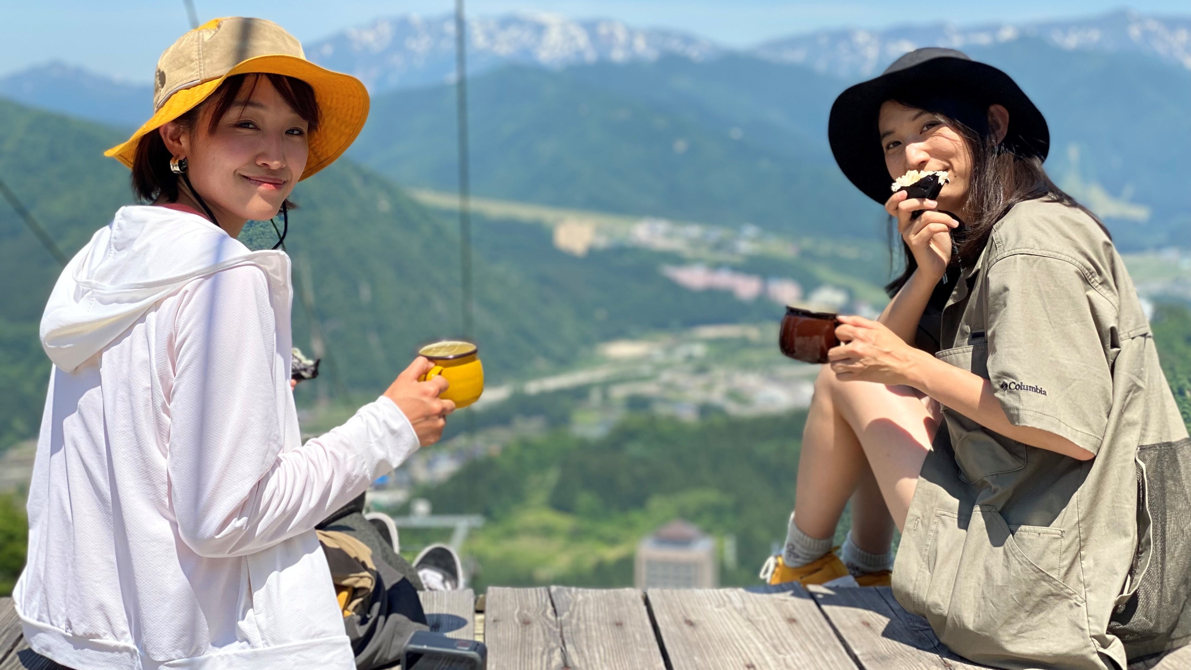 湯沢の町と山を見渡せるMt.NASPAの絶景ポイントでこの笑顔